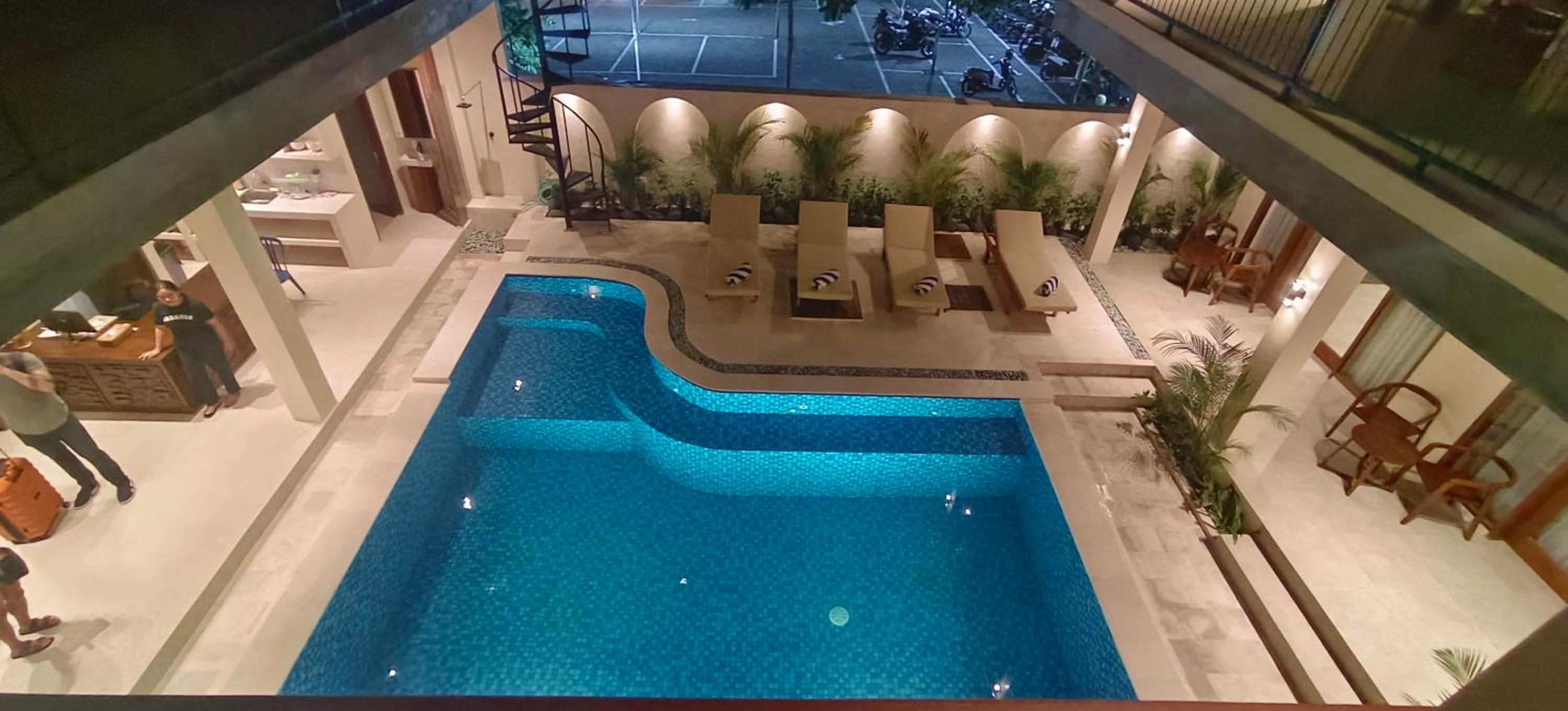 Deluxe Double Room with Balcony - Photo 17
