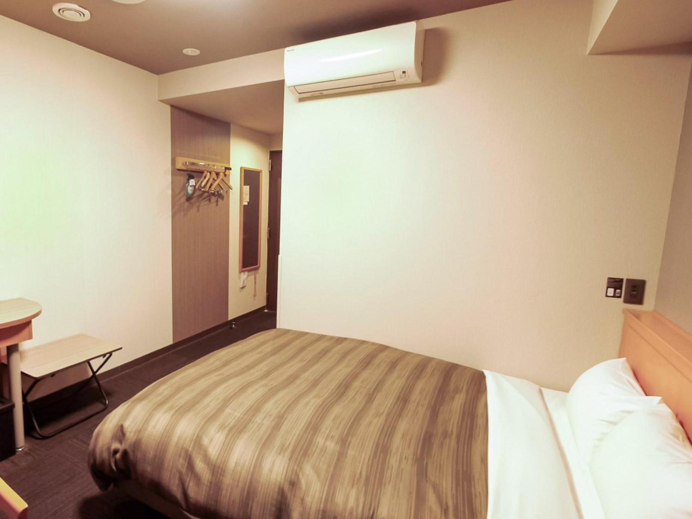 Double Room with No View - Non-Smoking