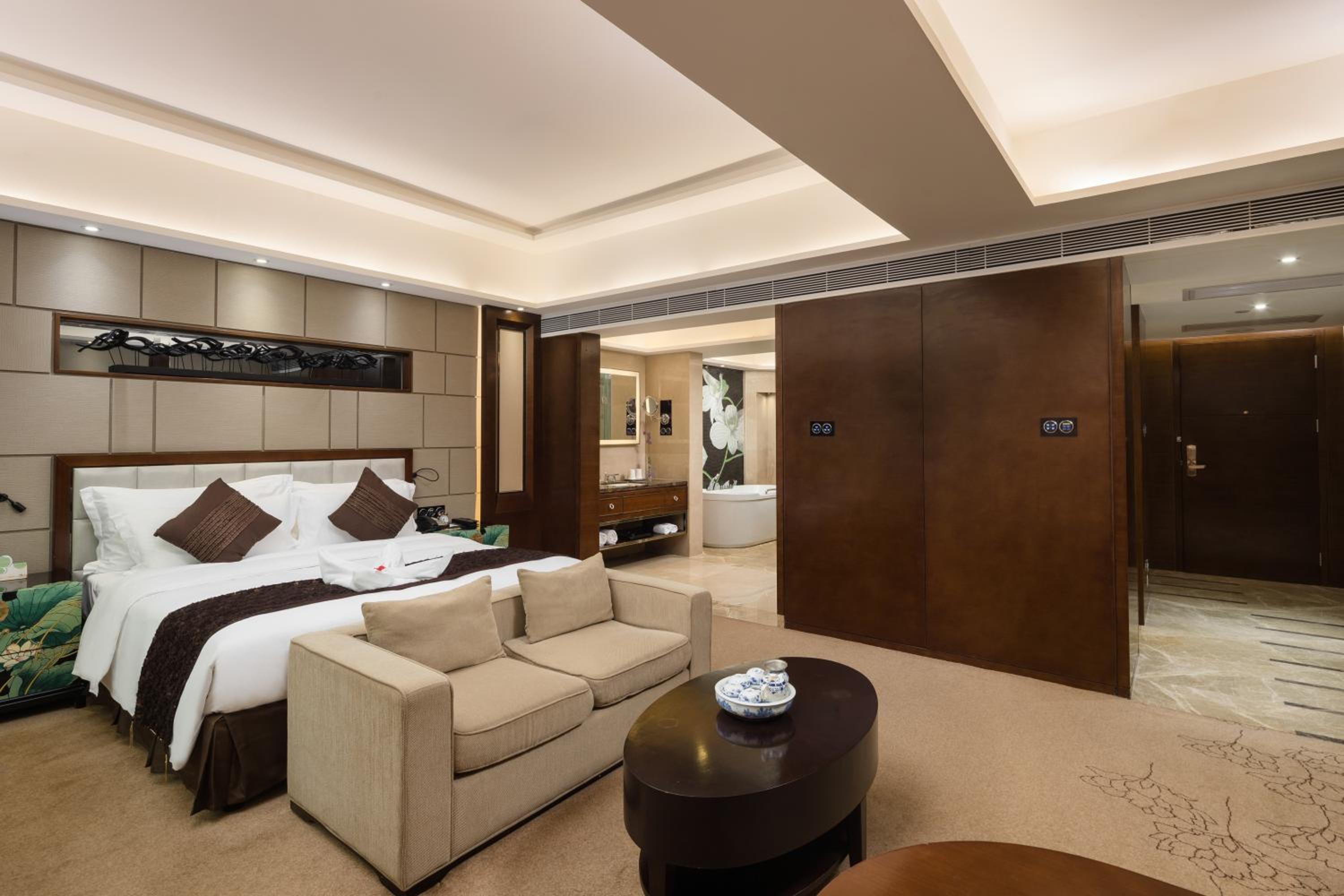 Business Queen Room