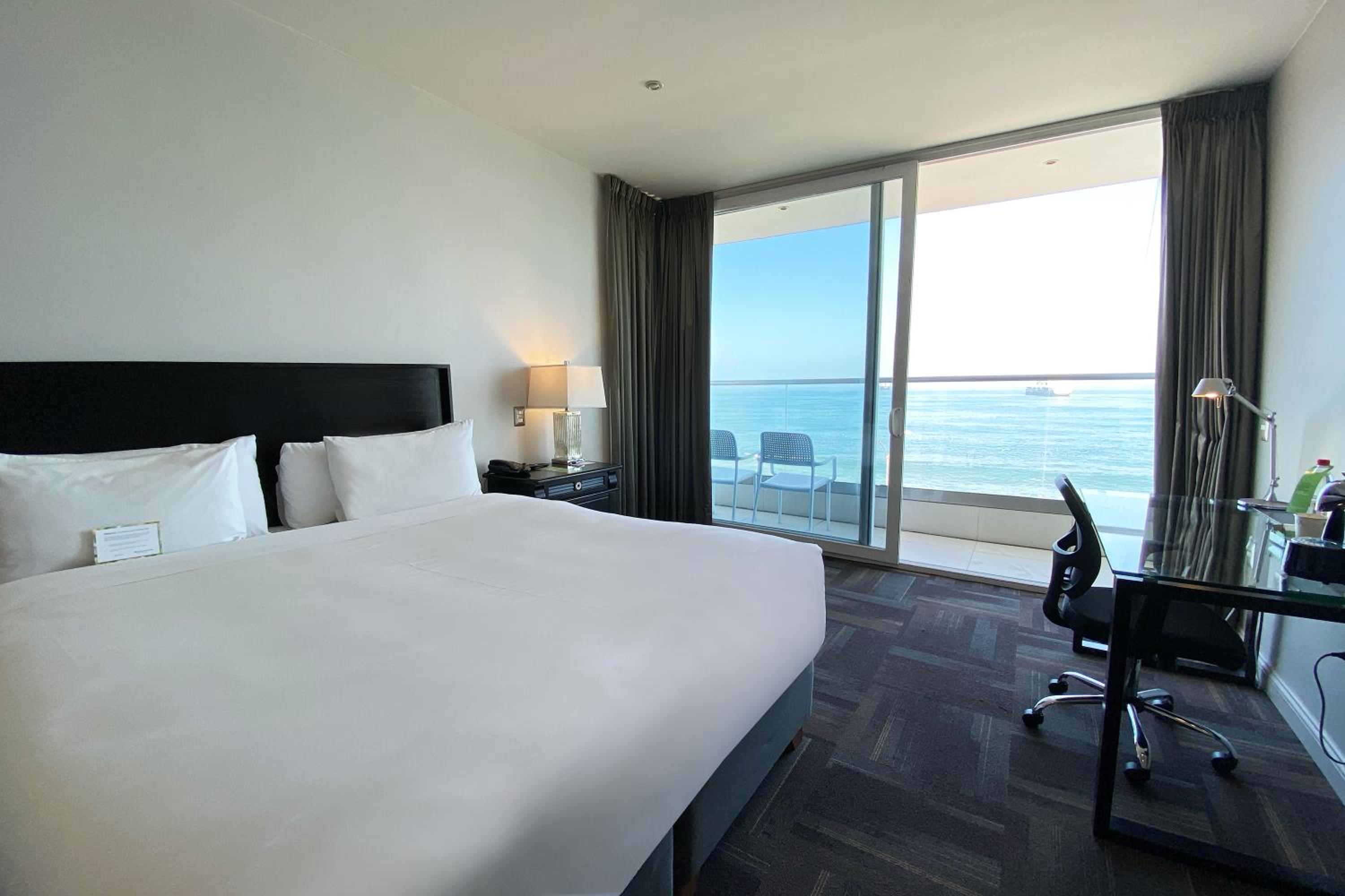 Junior Suite, 1 King Bed, Oceanfront View, Non-Smoking