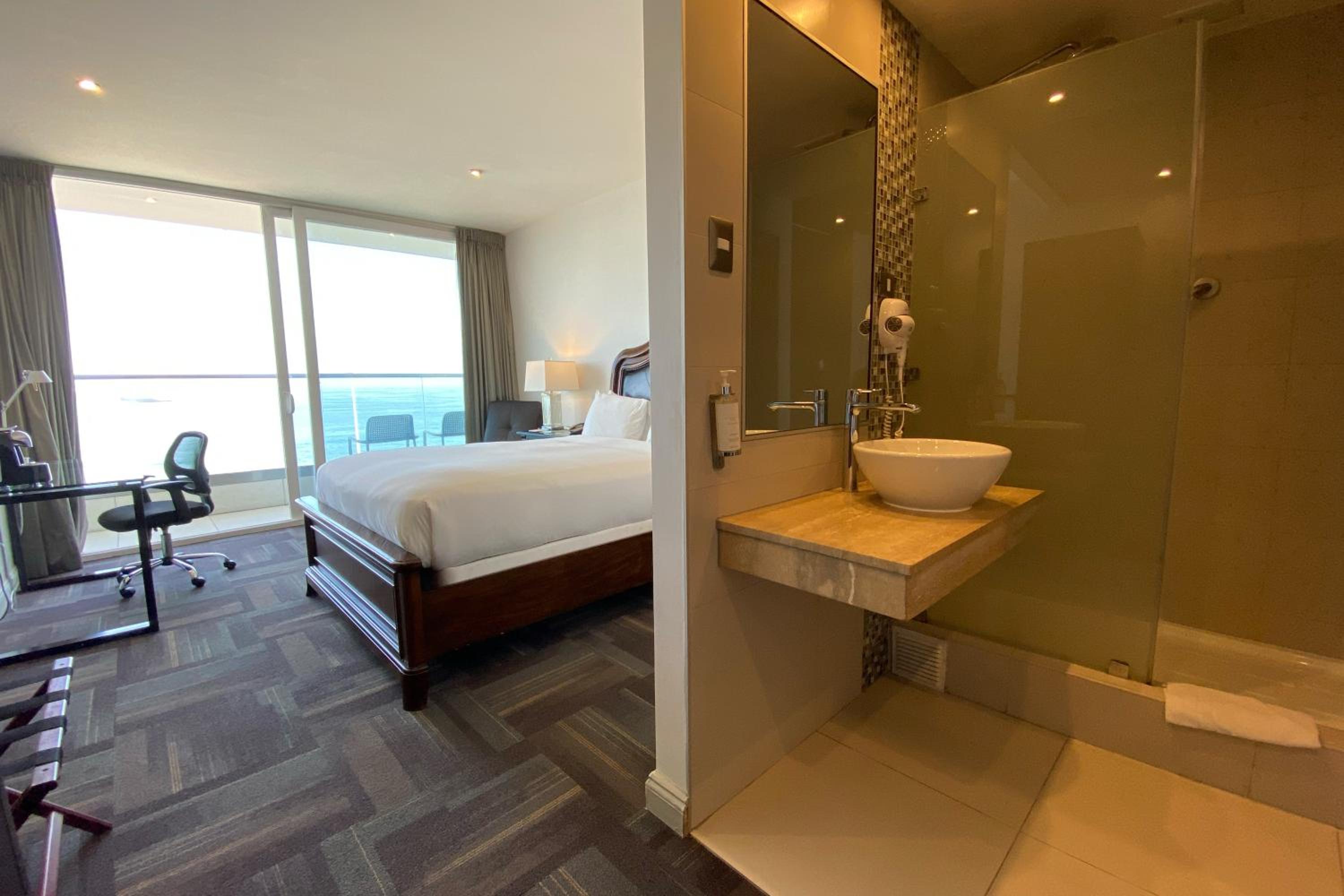 Deluxe Room, 1 Double Bed, Oceanfront View, Non-Smoking, photo 6