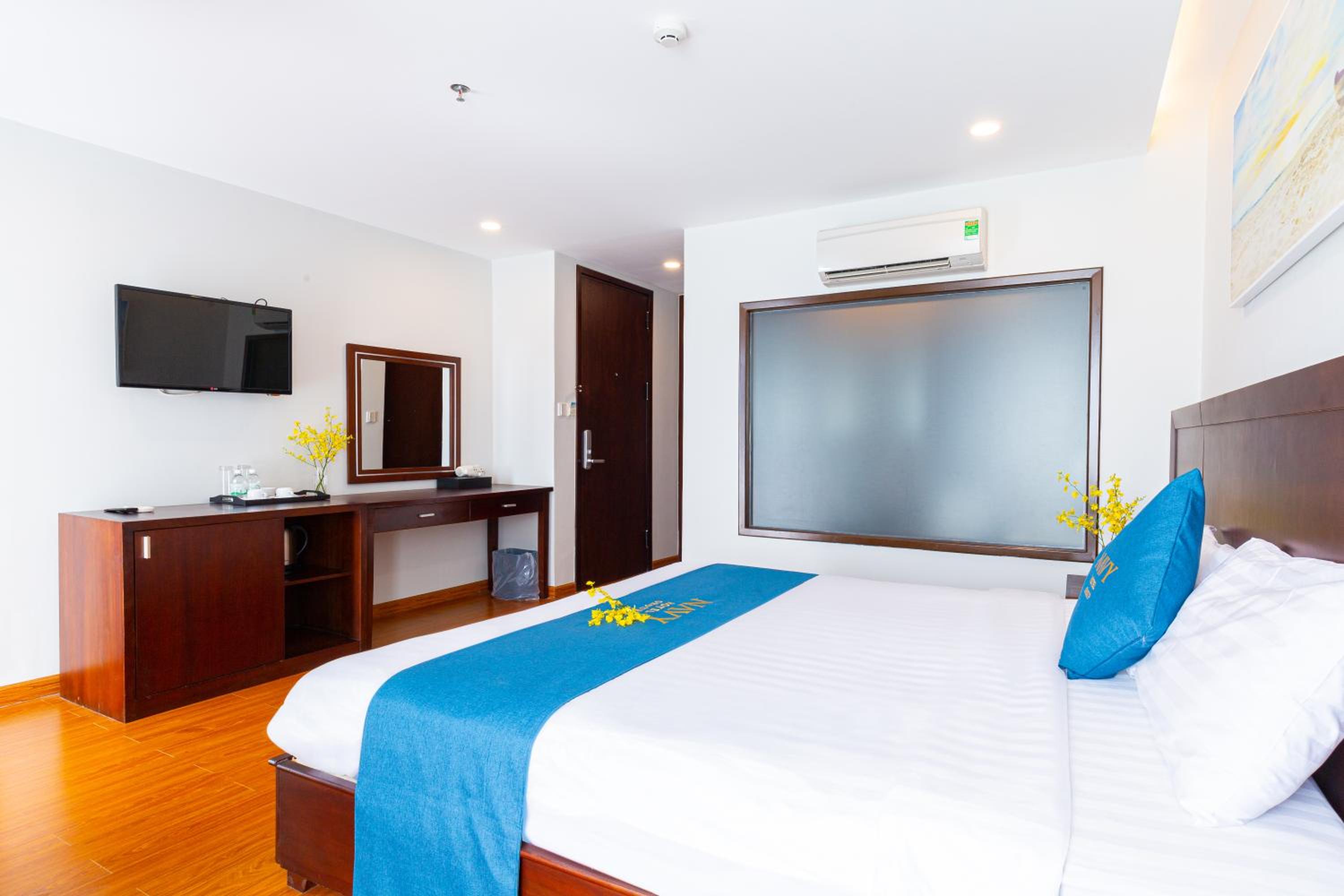 Premier Double Room with Balcony - Photo 4