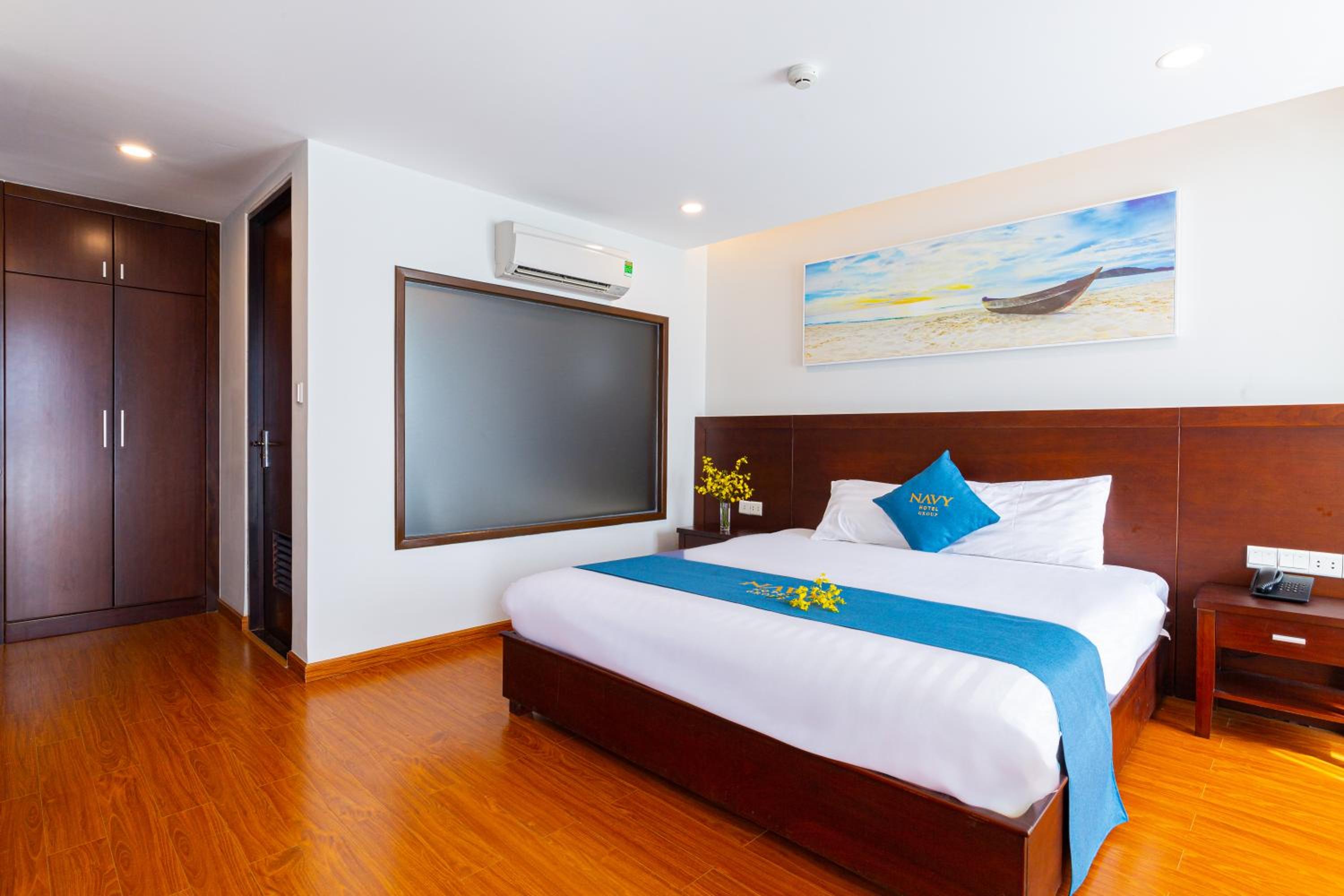 Premier Double Room with Balcony - Photo 3