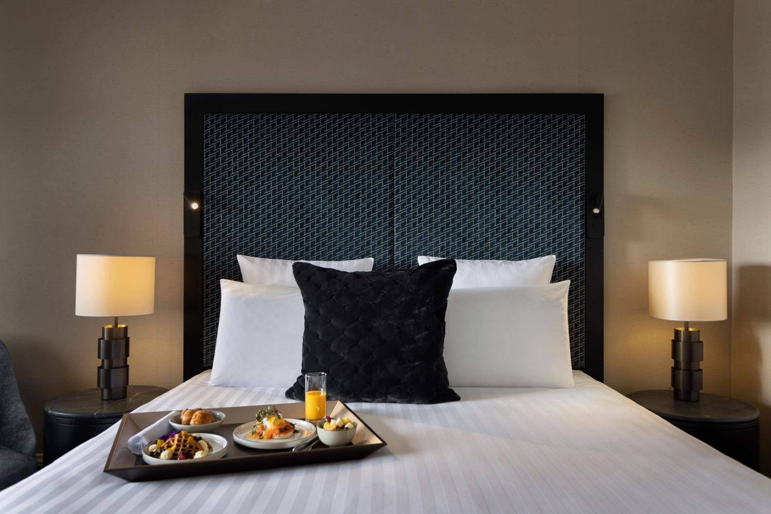 Deluxe Queen Suite - Photo 2