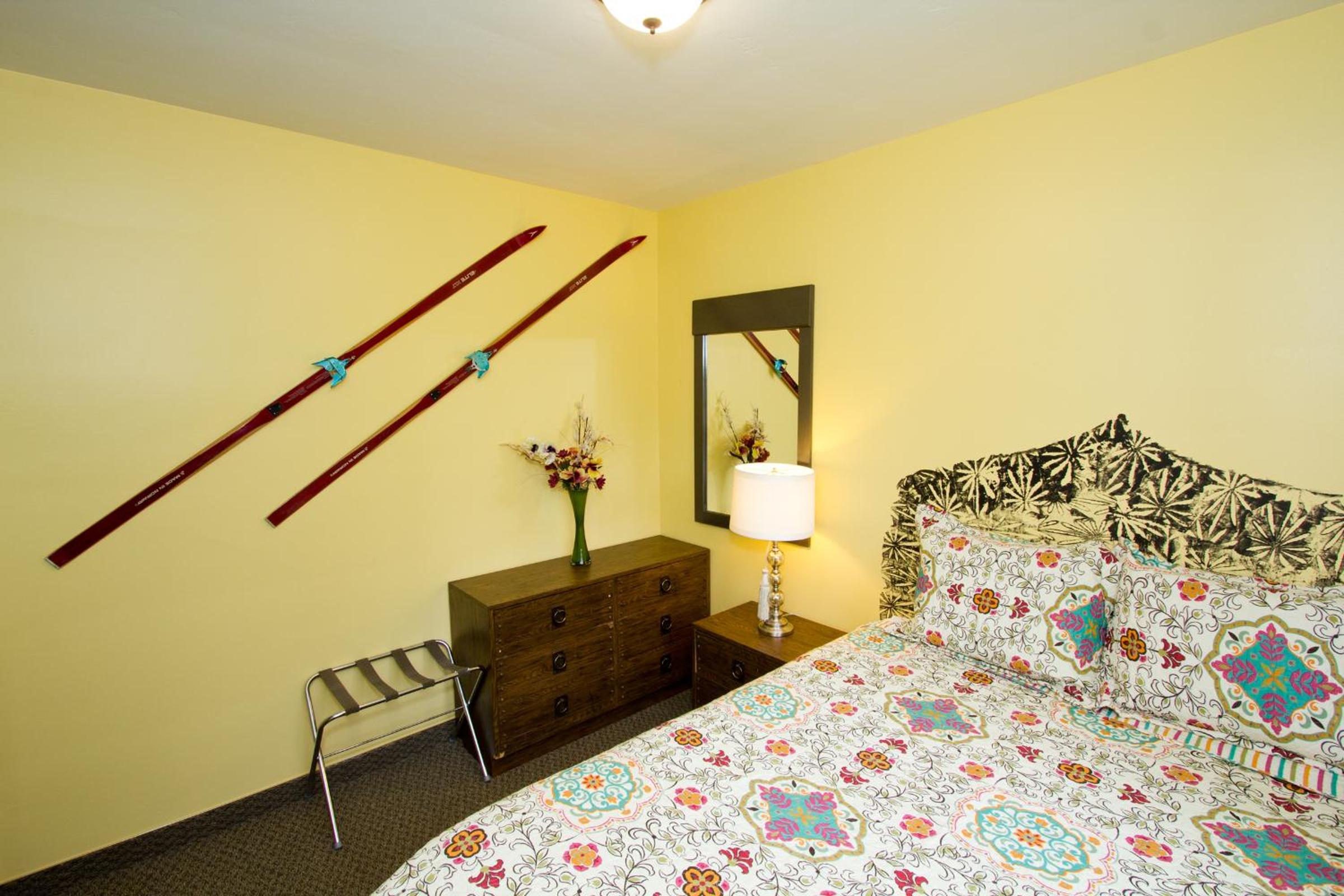 Queen Room with Shared Bathroom photo 1