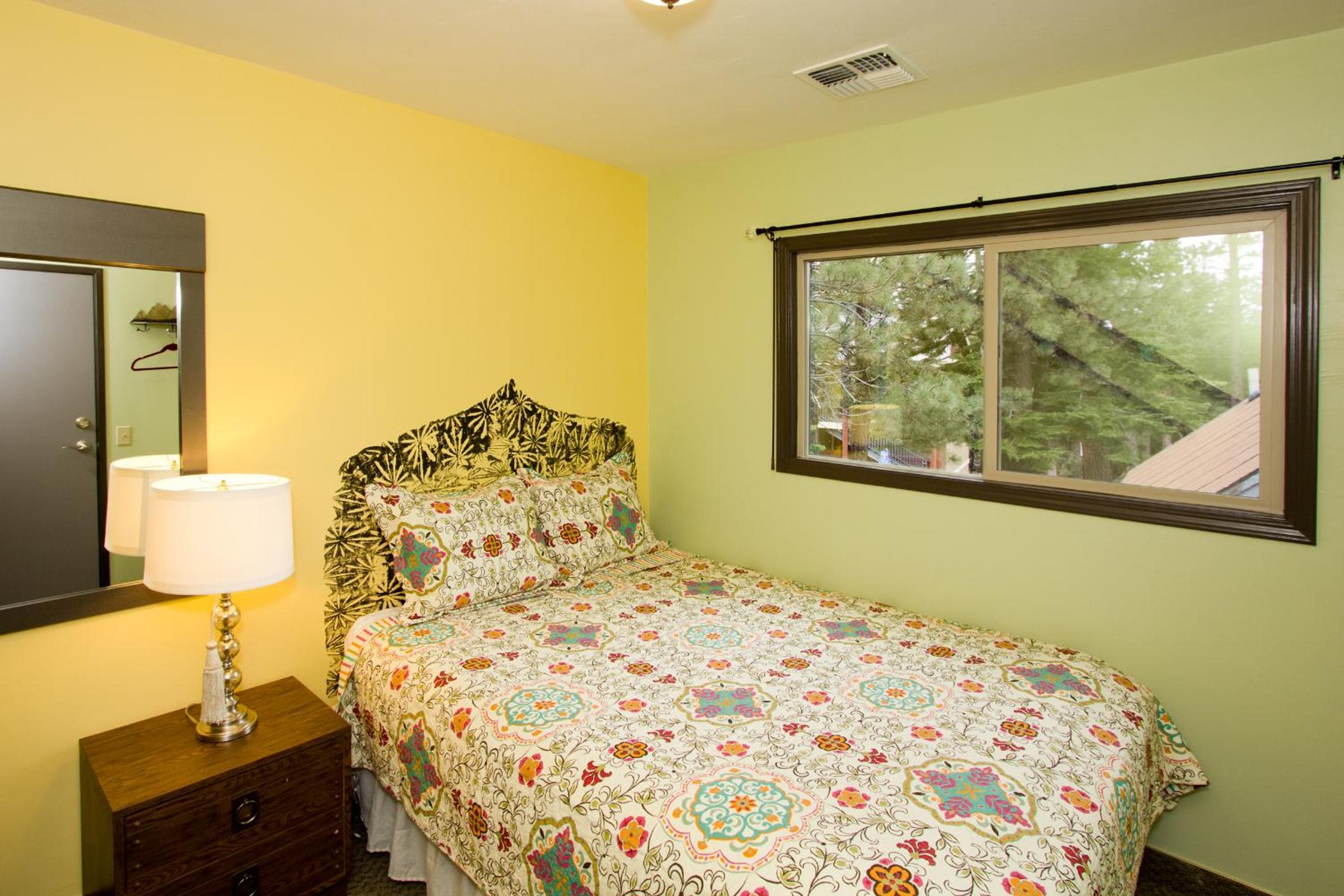 Queen Room with Shared Bathroom photo 2