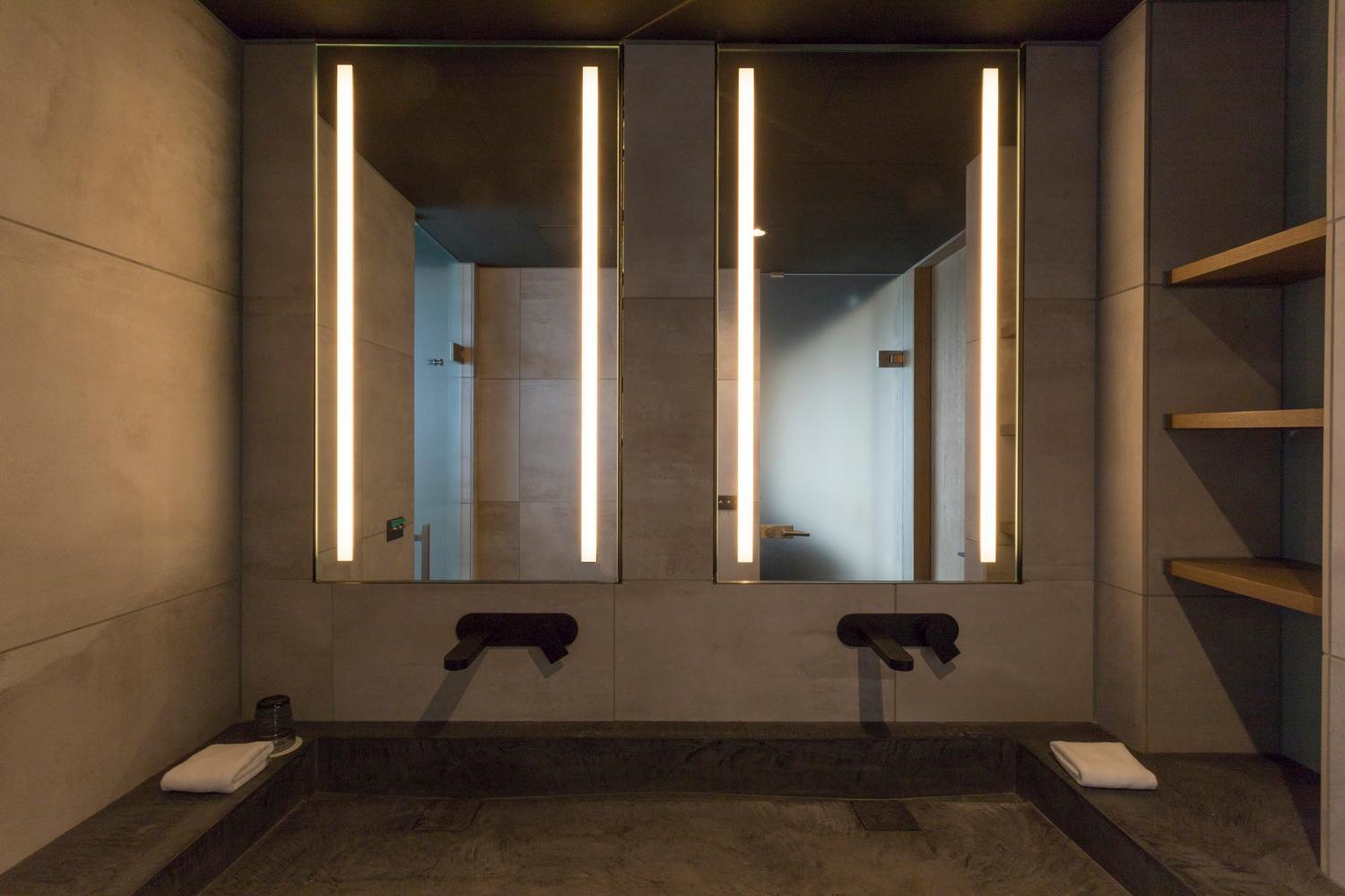 Suite - Photo 18