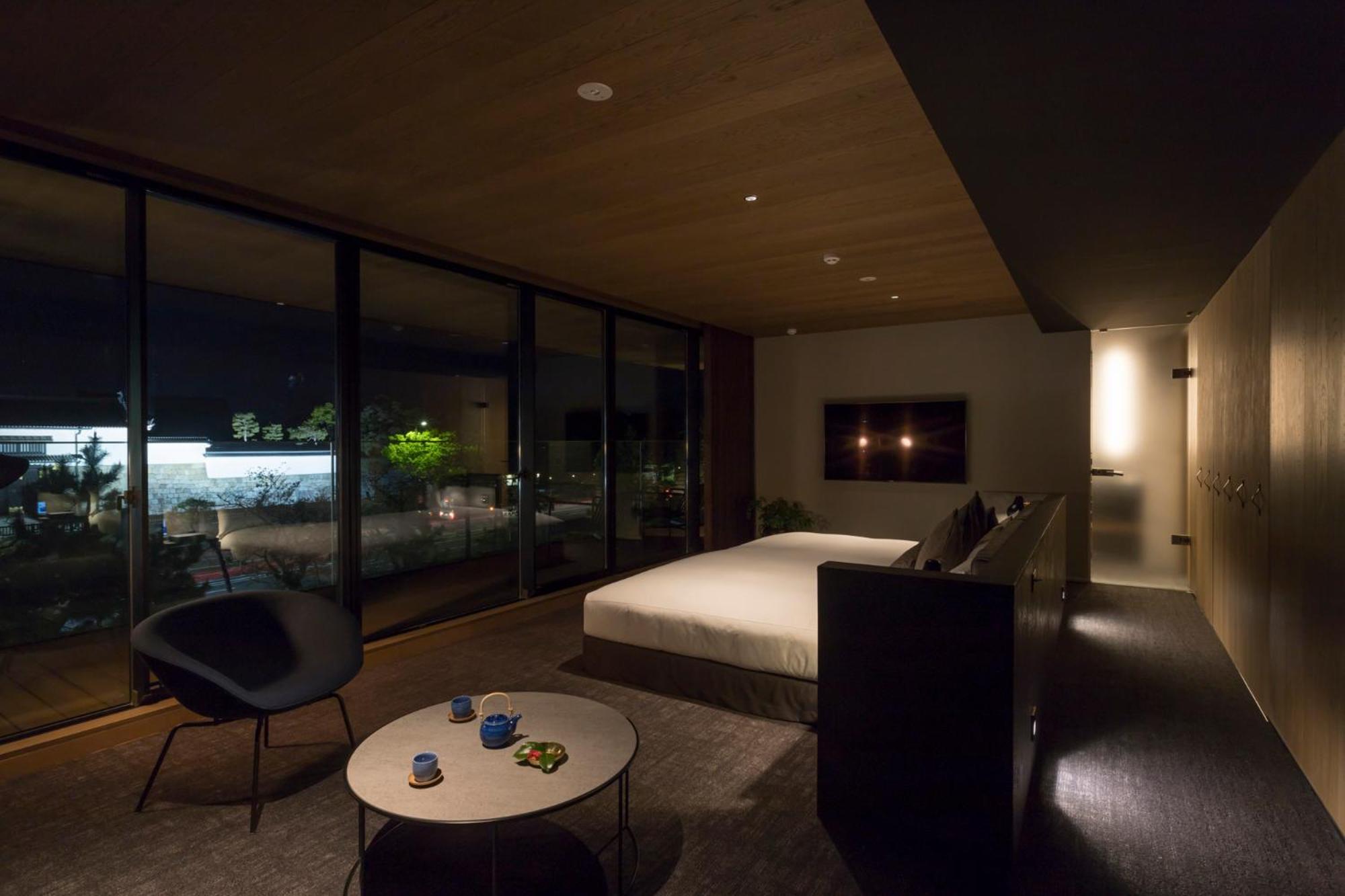 Suite - Photo 16