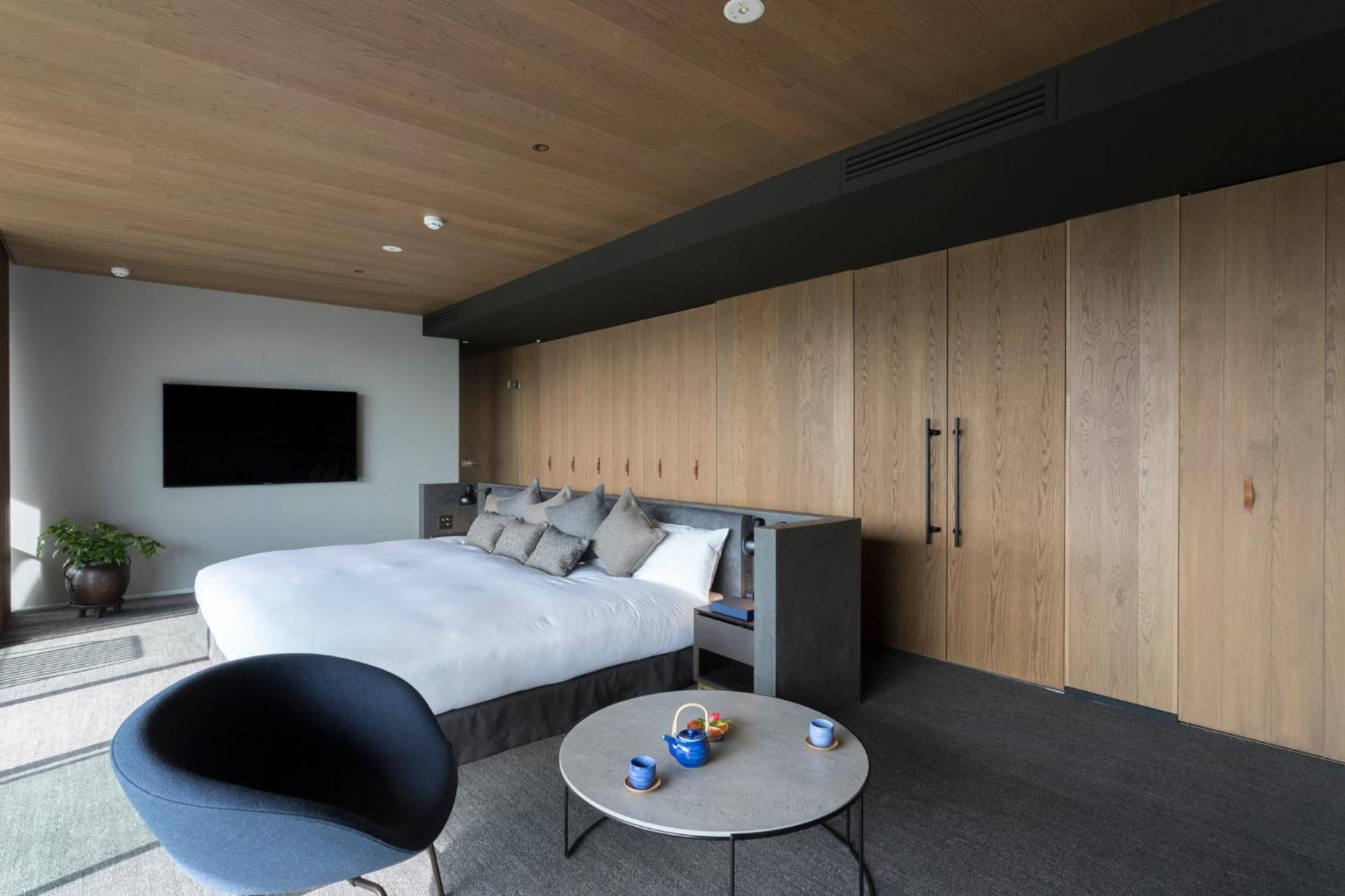 Suite - Photo 13