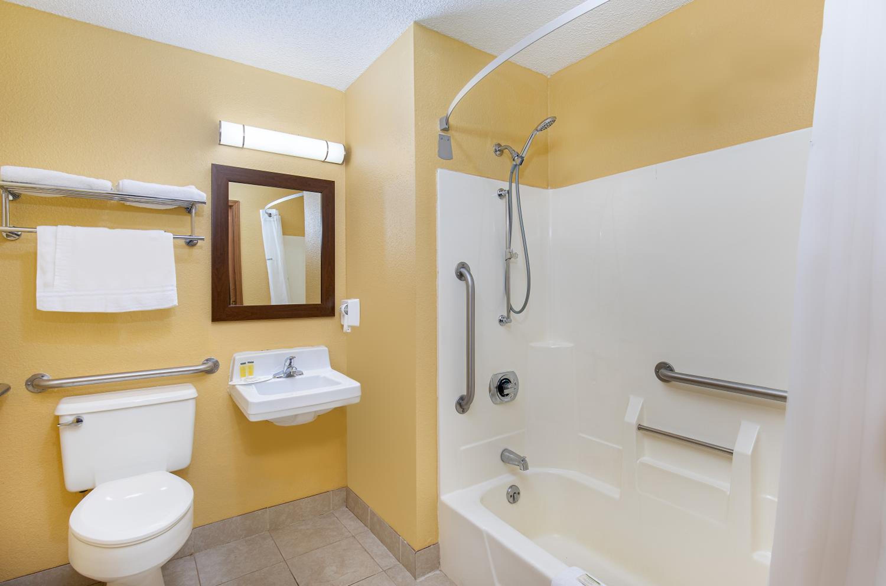 Queen Room - Disability Access - Non-Smoking - Photo 2