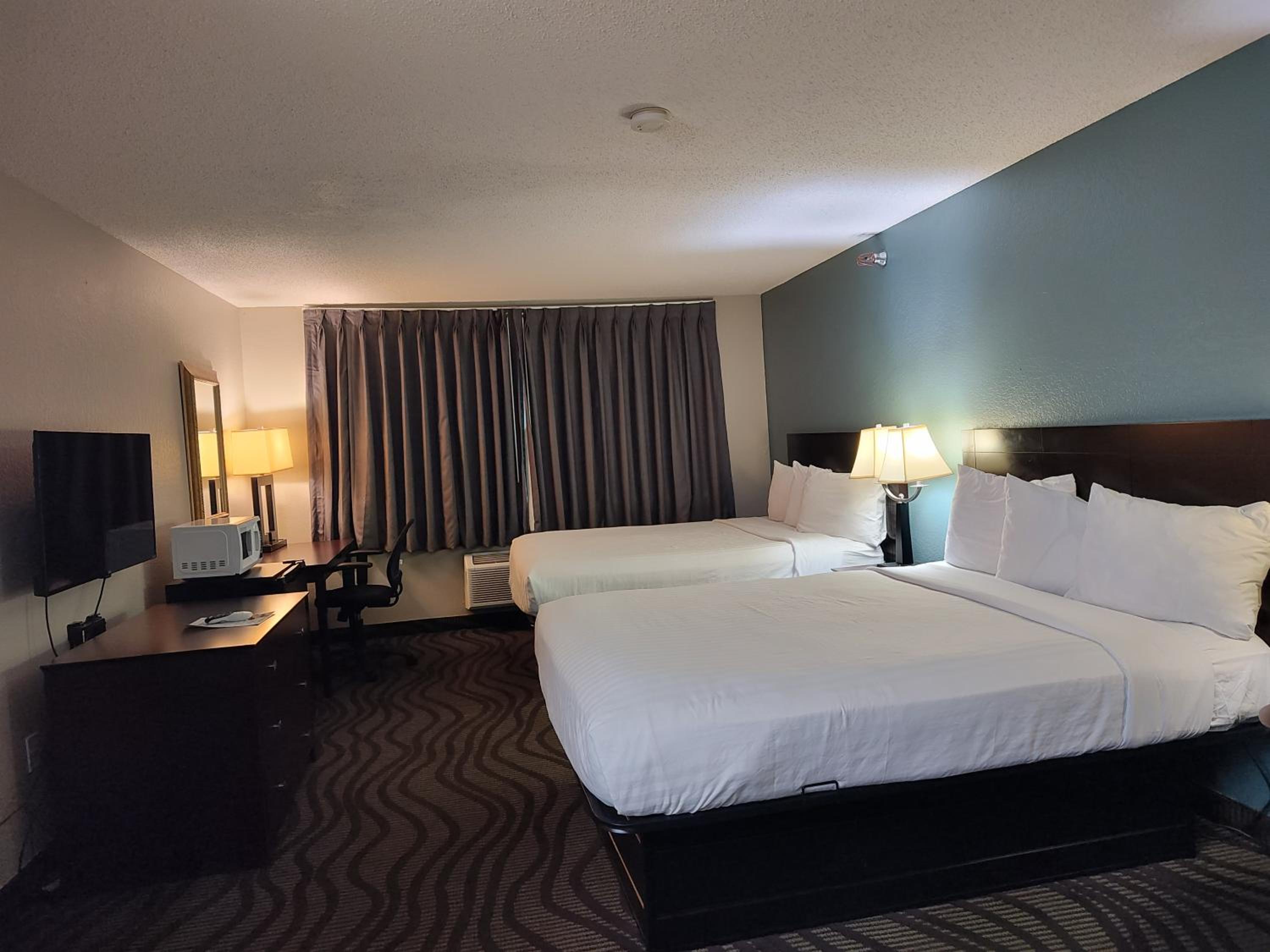 Queen Room with Two Queen Beds - Non-Smoking - Photo 3