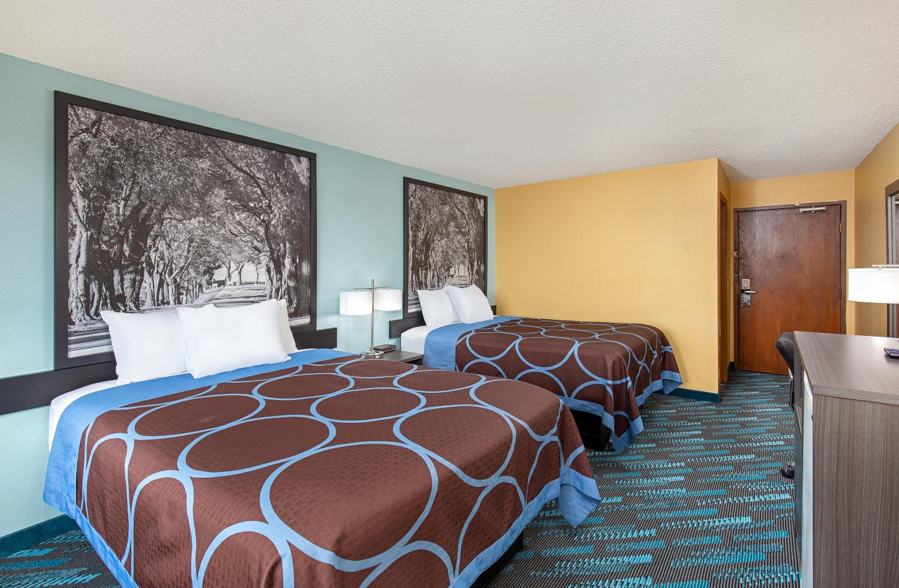 Queen Room with Two Queen Beds - Non-Smoking - Photo 4