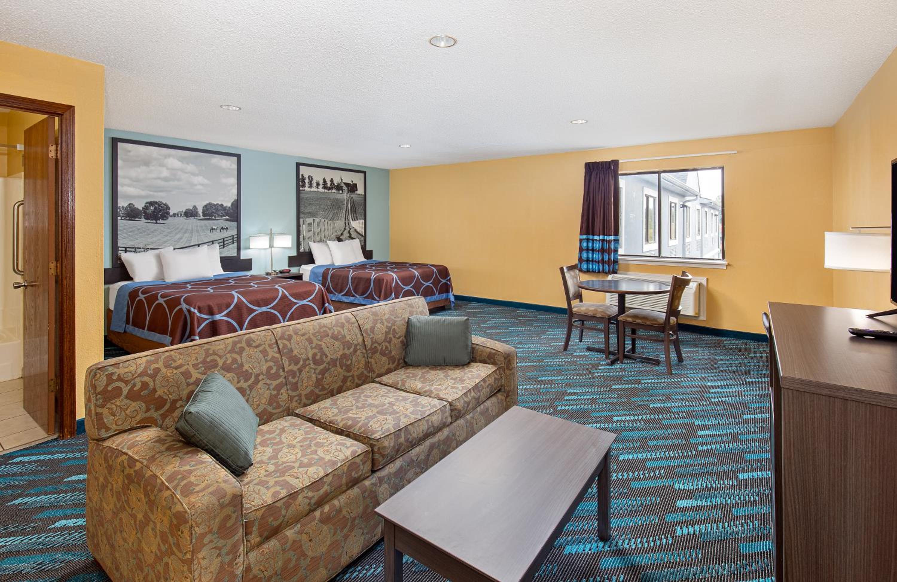 Queen Studio Suite with Two Queen Beds - Smoking - Photo 1