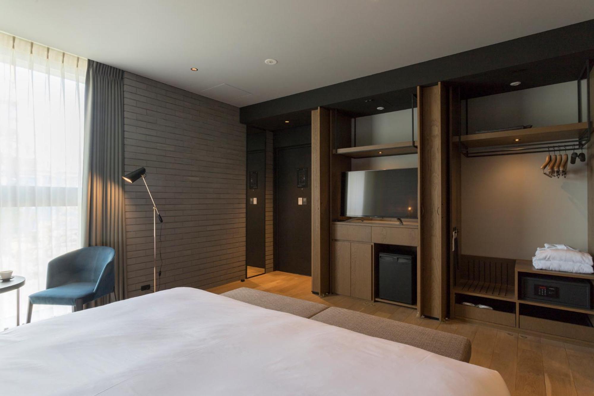 Deluxe Double Room with King Bed - Photo 4