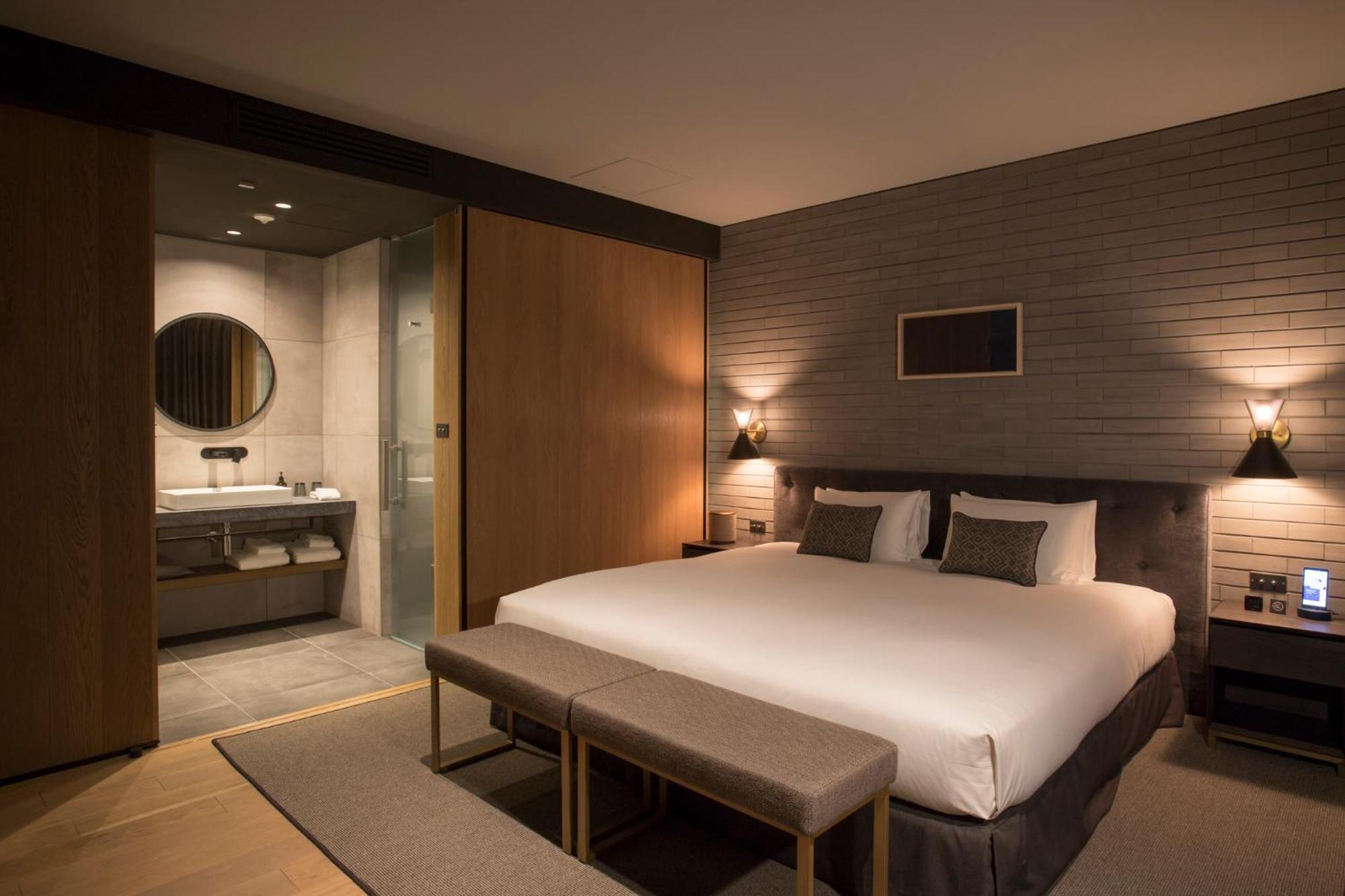 Deluxe Double Room with King Bed - Photo 8