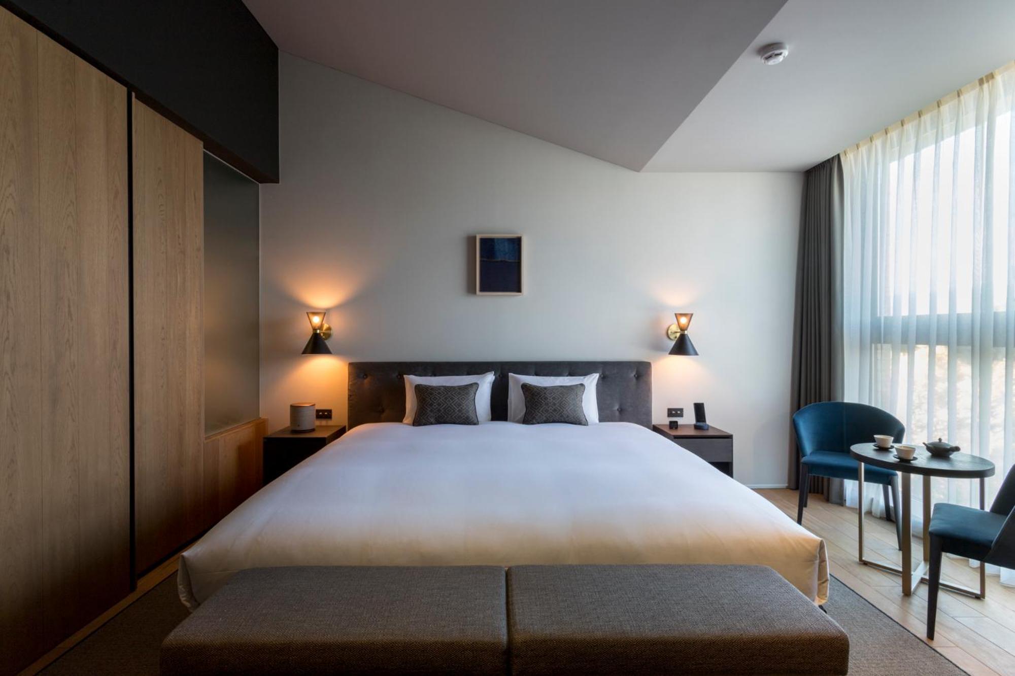 Deluxe Double Room with King Bed - Photo 6