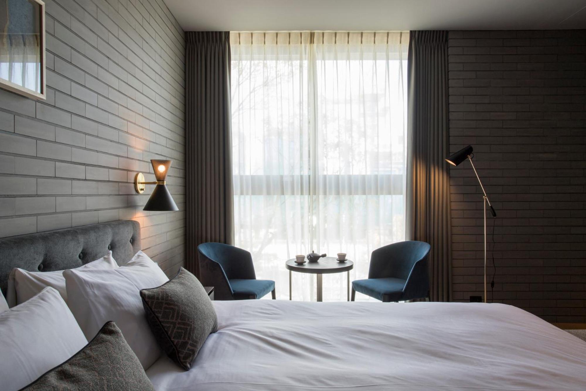 Deluxe Double Room with King Bed - Photo 7