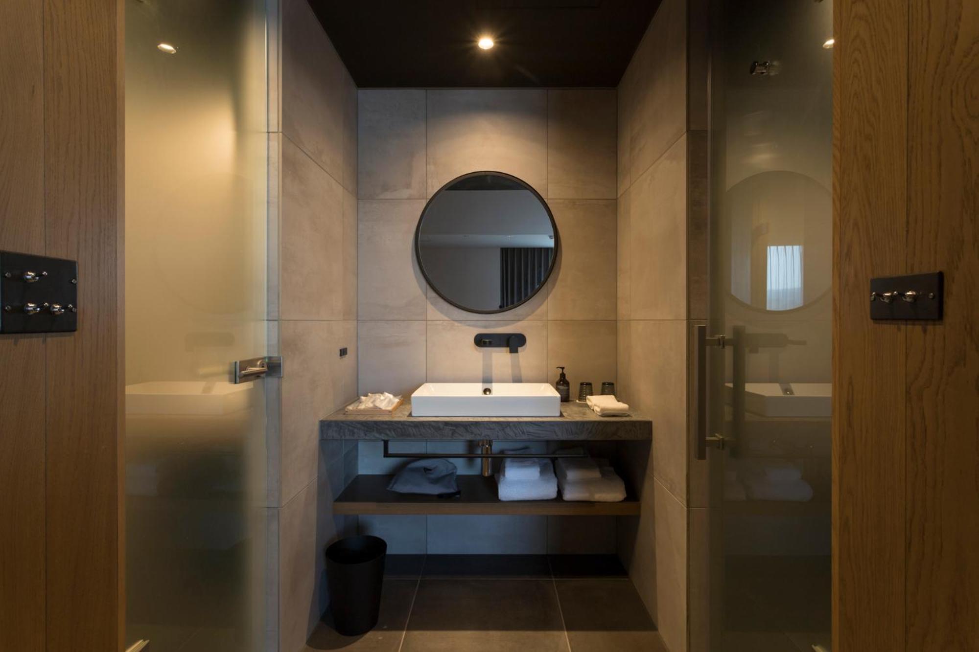 Deluxe Double Room with King Bed - Photo 9