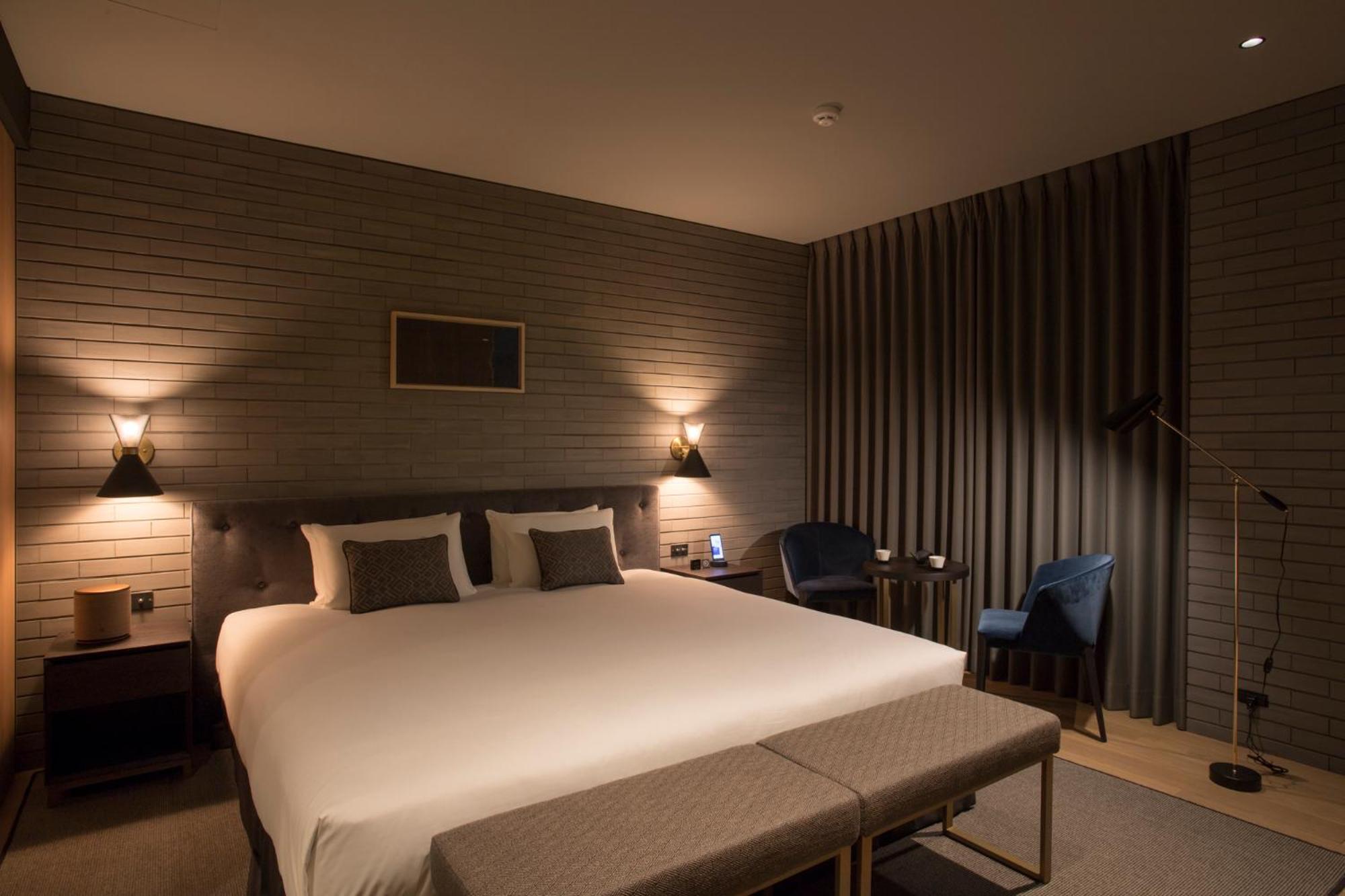 Deluxe Double Room with King Bed - Photo 10