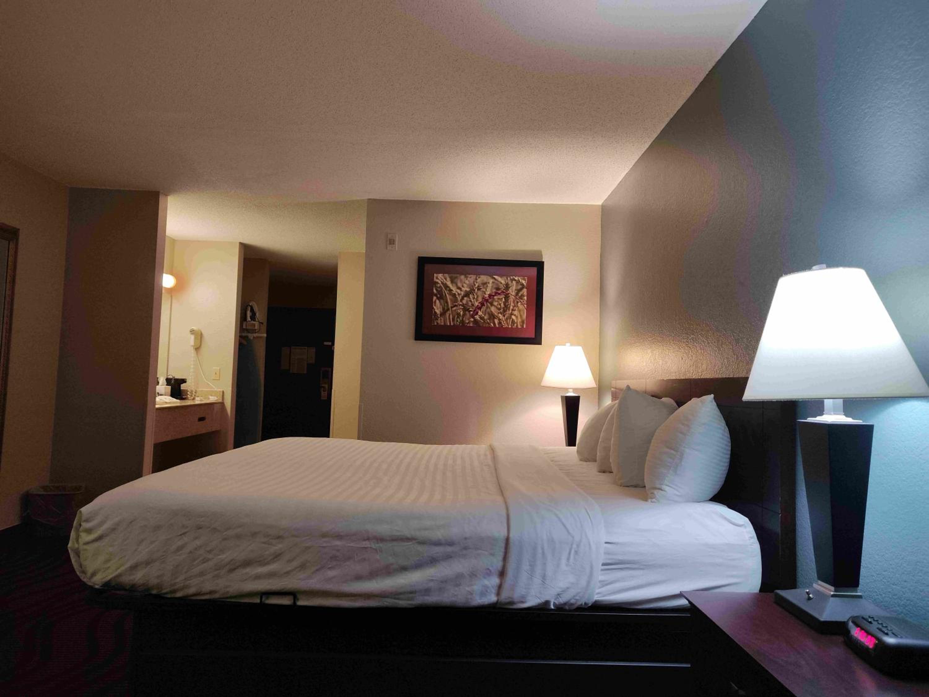 King Room - Non-Smoking - Photo 2