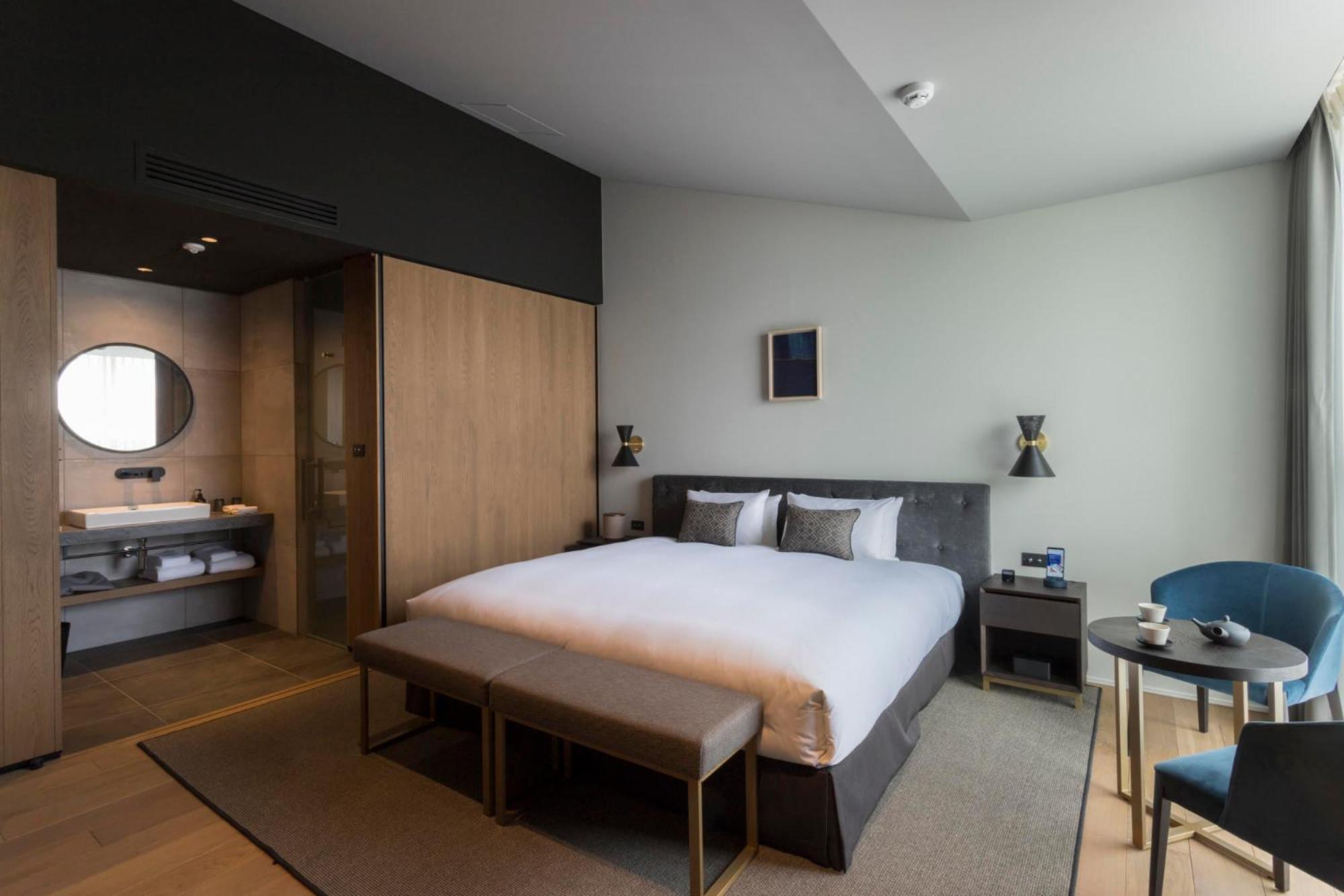 Deluxe Double Room with King Bed - Photo 2