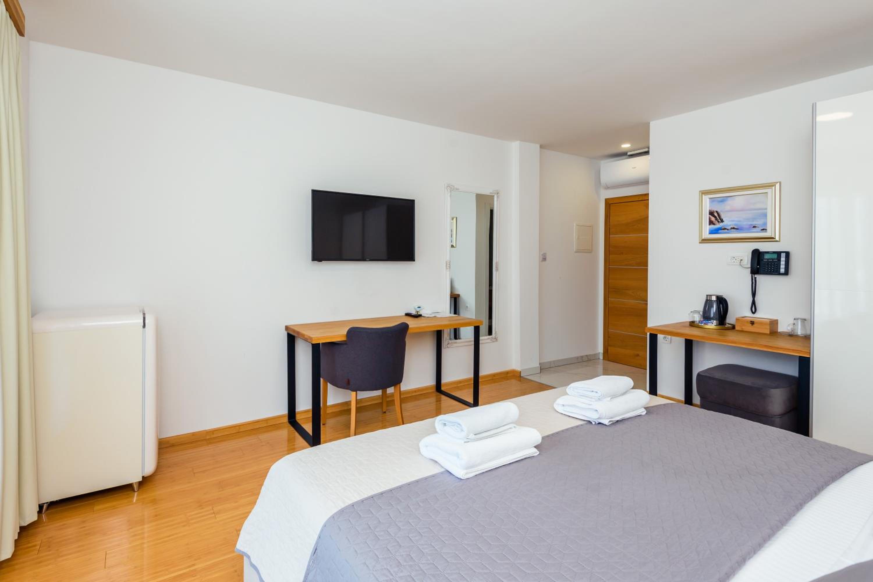 Deluxe Double Room with Balcony - Photo 29