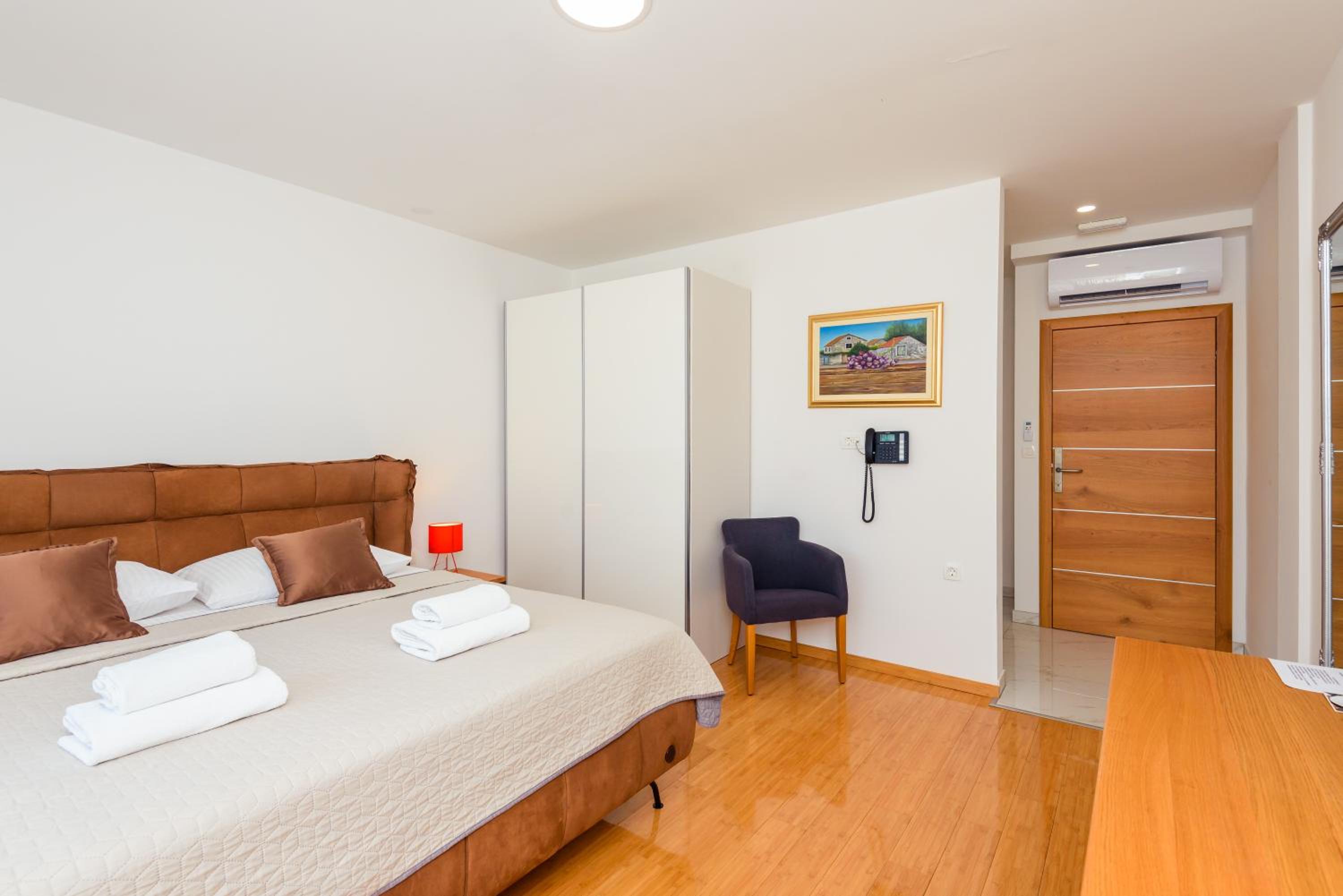 Deluxe Double Room with Balcony - Photo 19