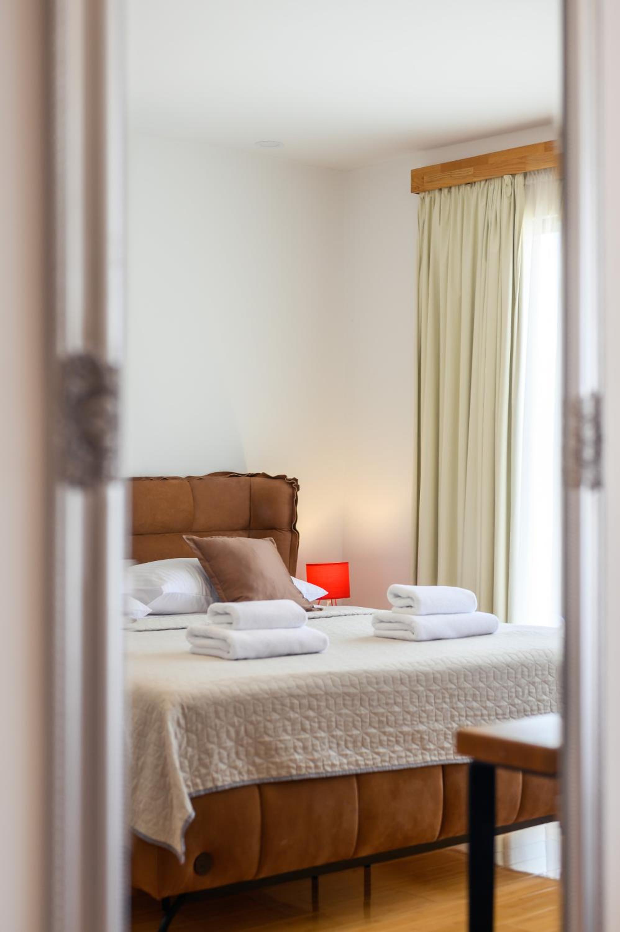 Deluxe Double Room with Balcony - Photo 17