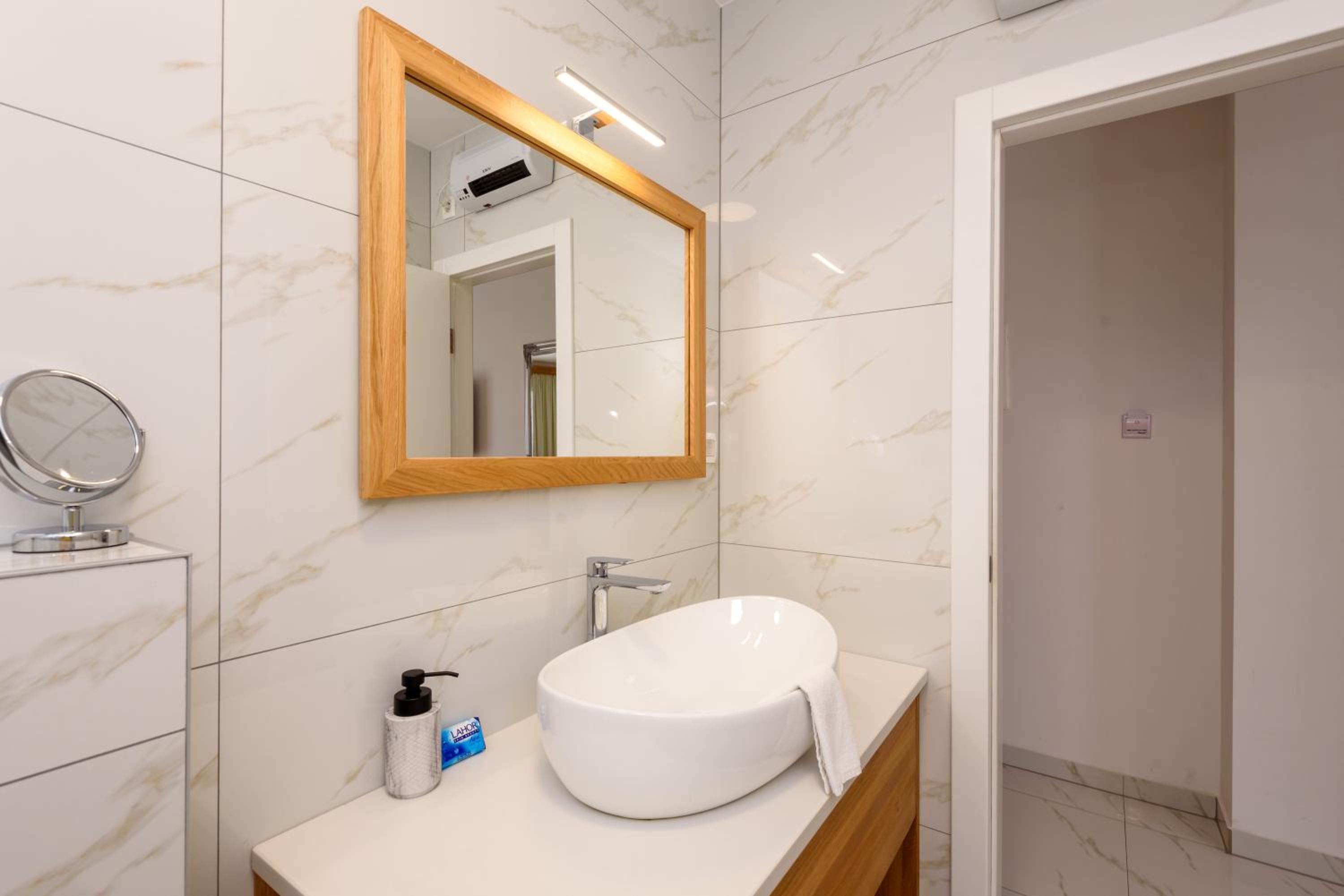 Deluxe Double Room with Balcony - Photo 15
