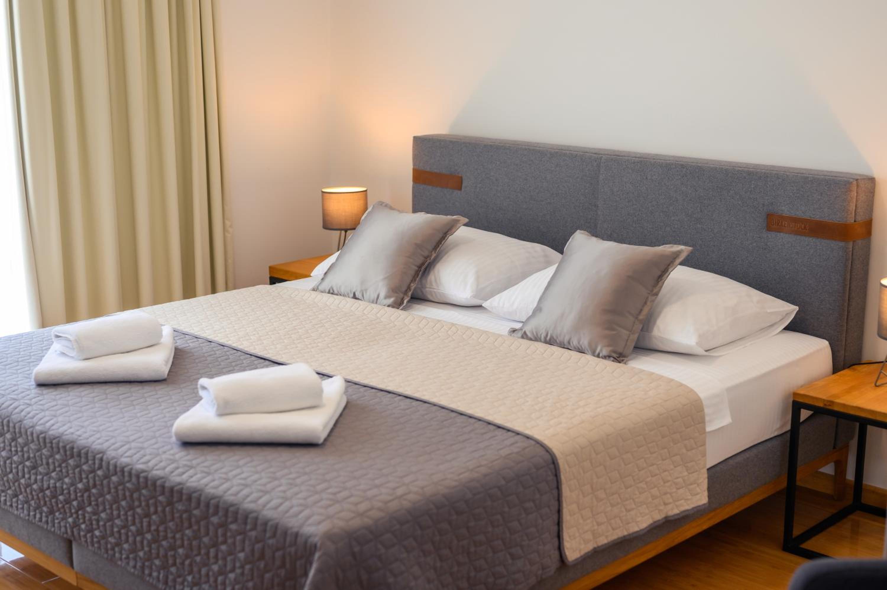 Deluxe Double Room with Balcony - Photo 5
