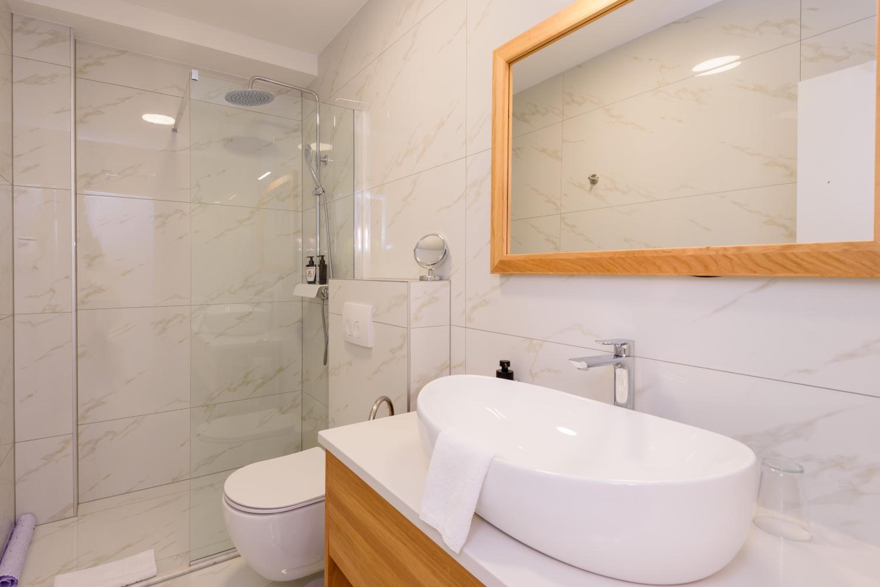 Deluxe Double Room with Balcony - Photo 4