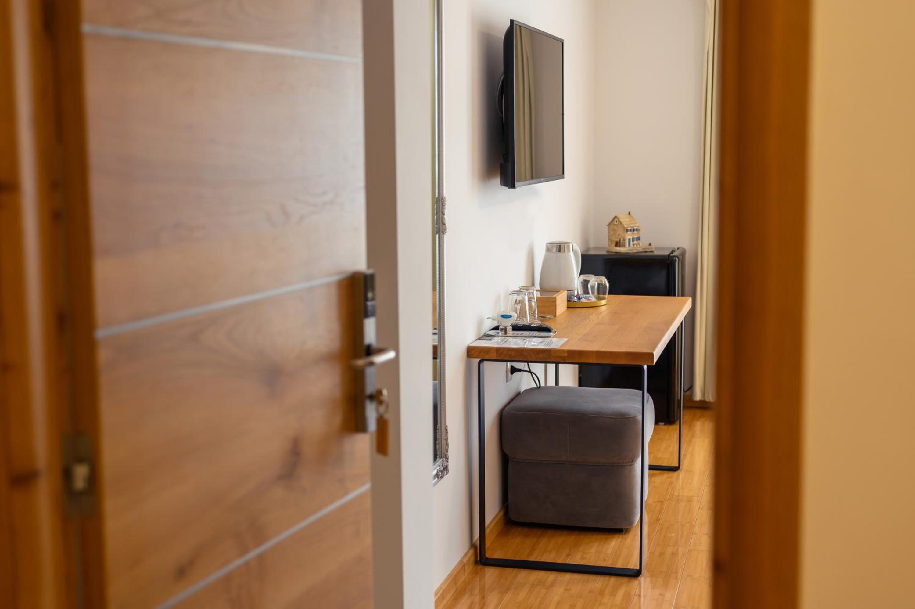 Deluxe Double Room with Balcony - Photo 14