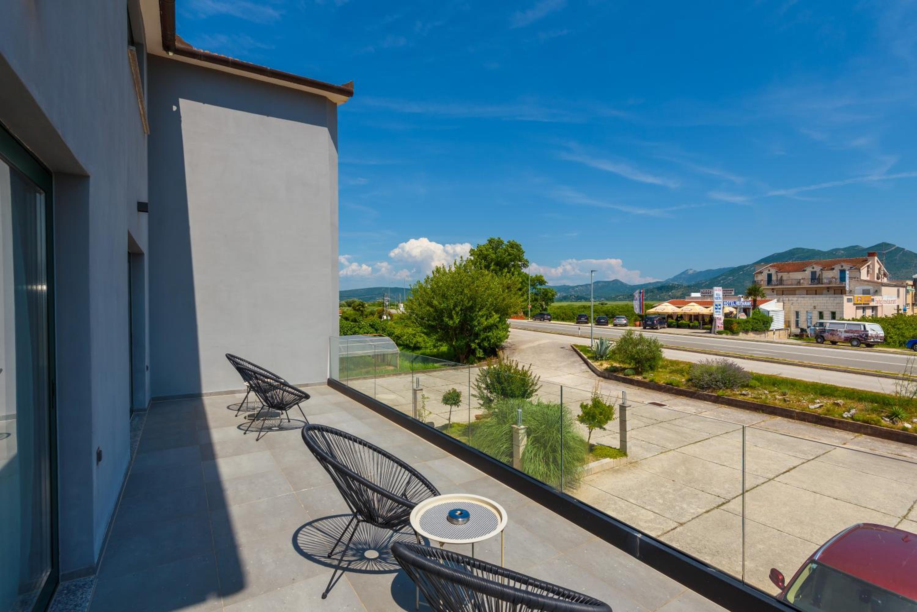 Deluxe Double Room with Balcony - Photo 13