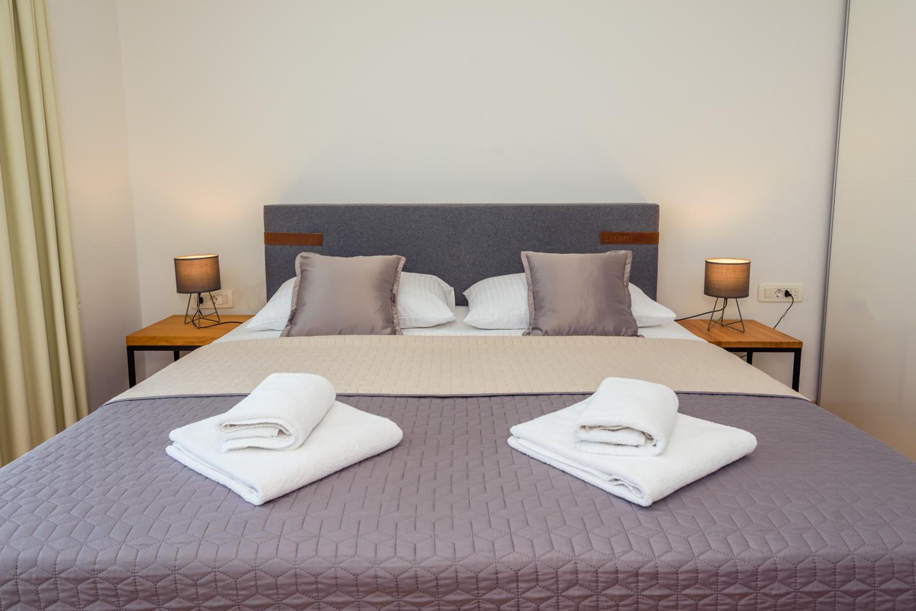 Deluxe Double Room with Balcony - Photo 12