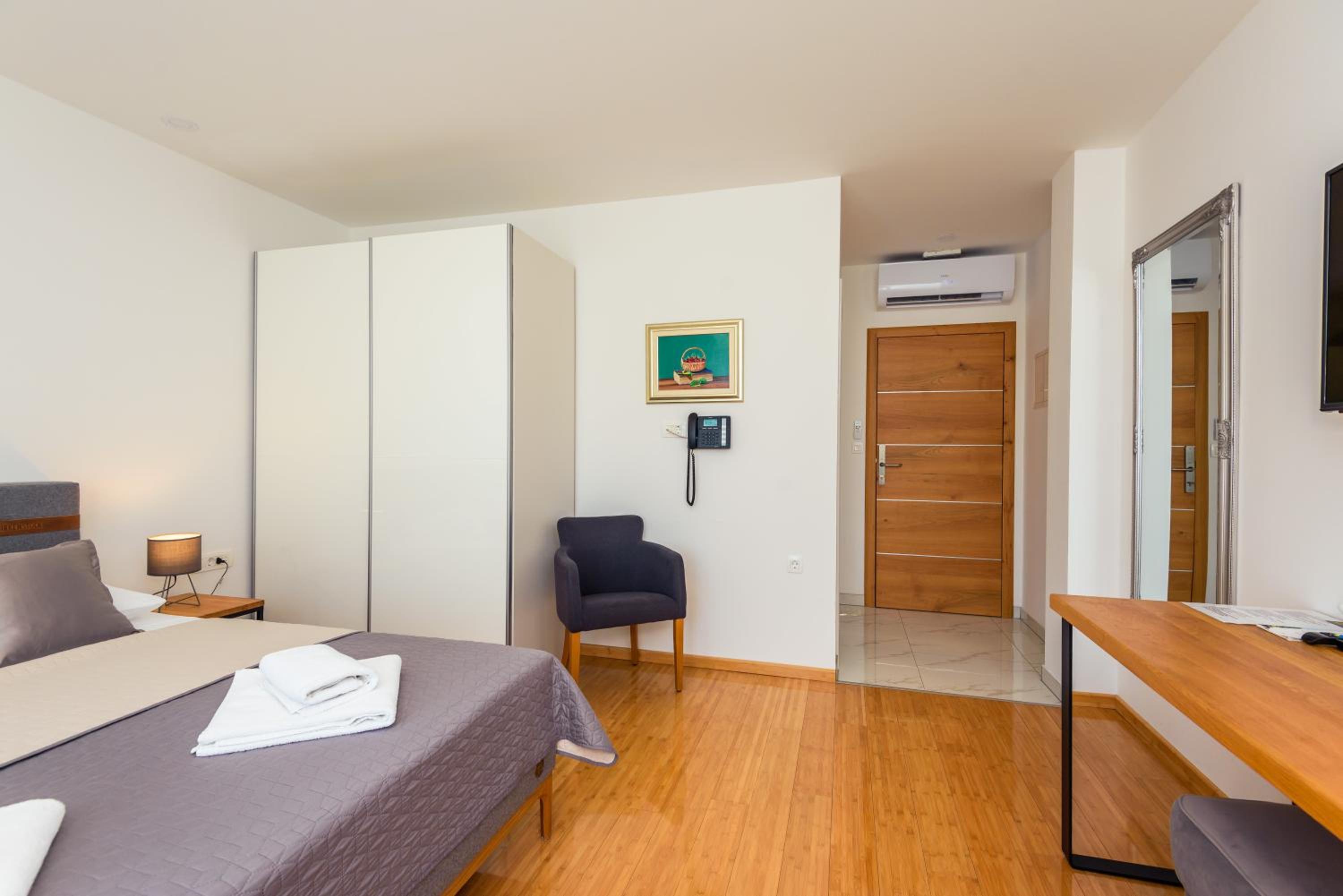 Deluxe Double Room with Balcony - Photo 23