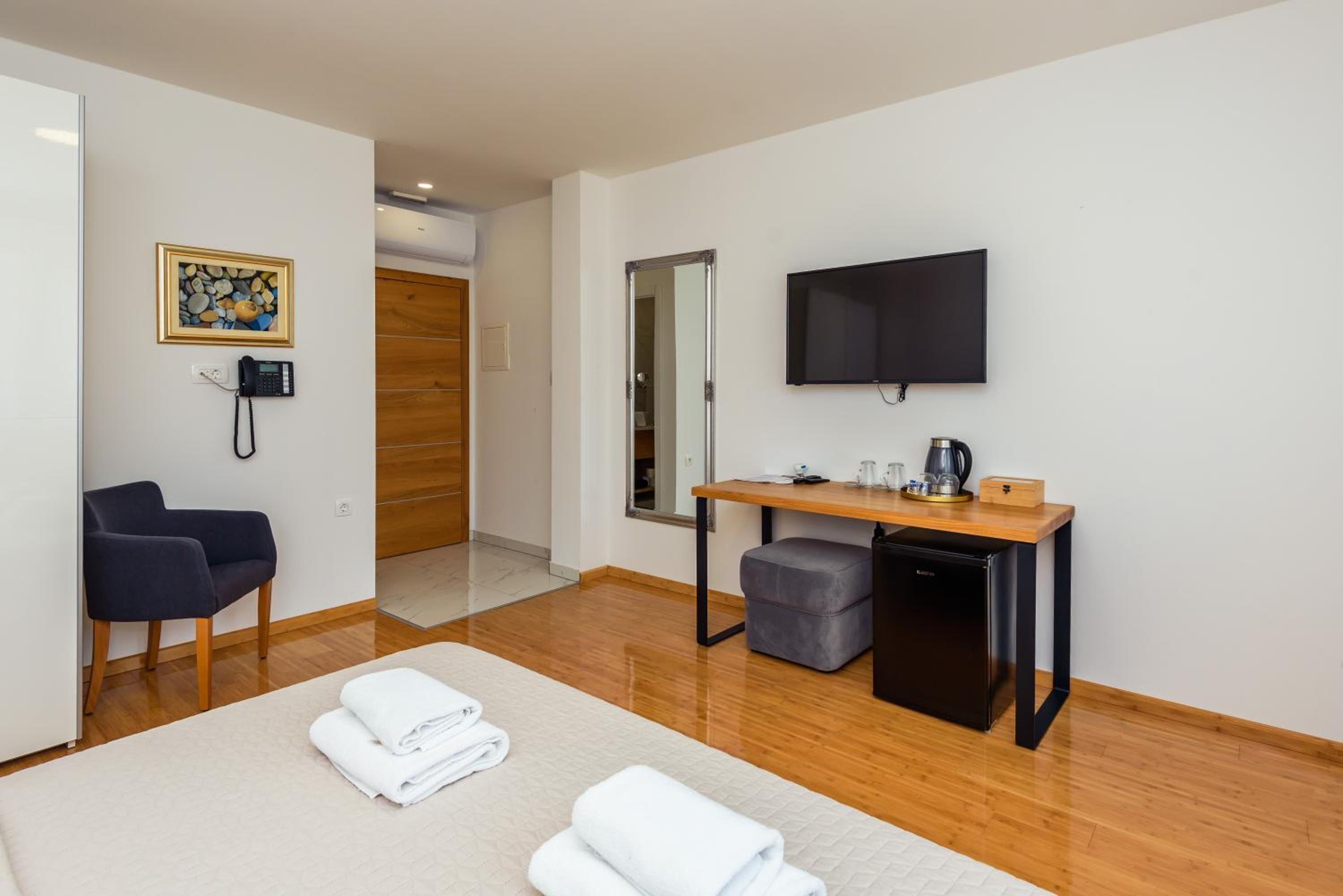 Superior King Room - Photo 3