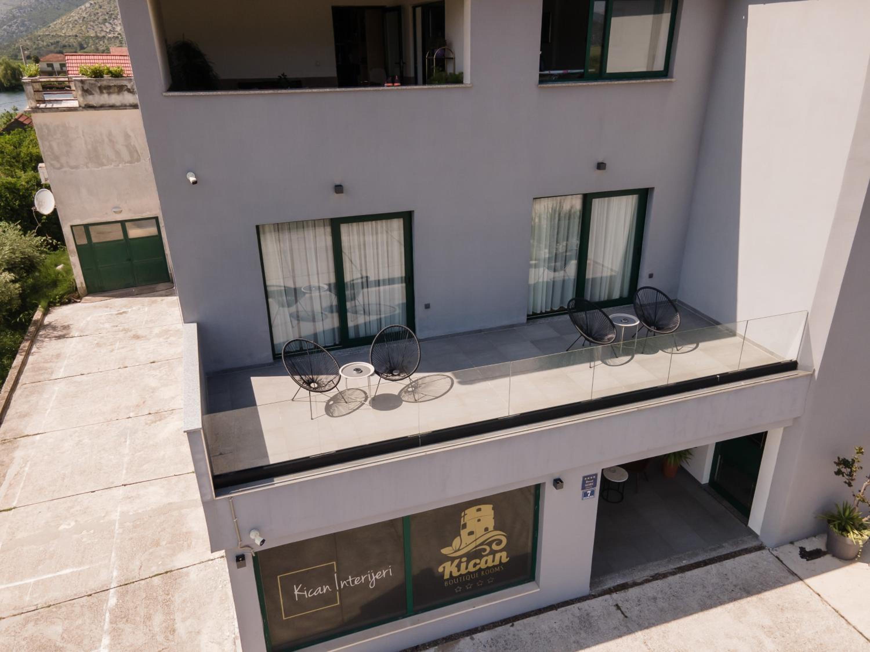 Deluxe Double Room with Balcony - Photo 7