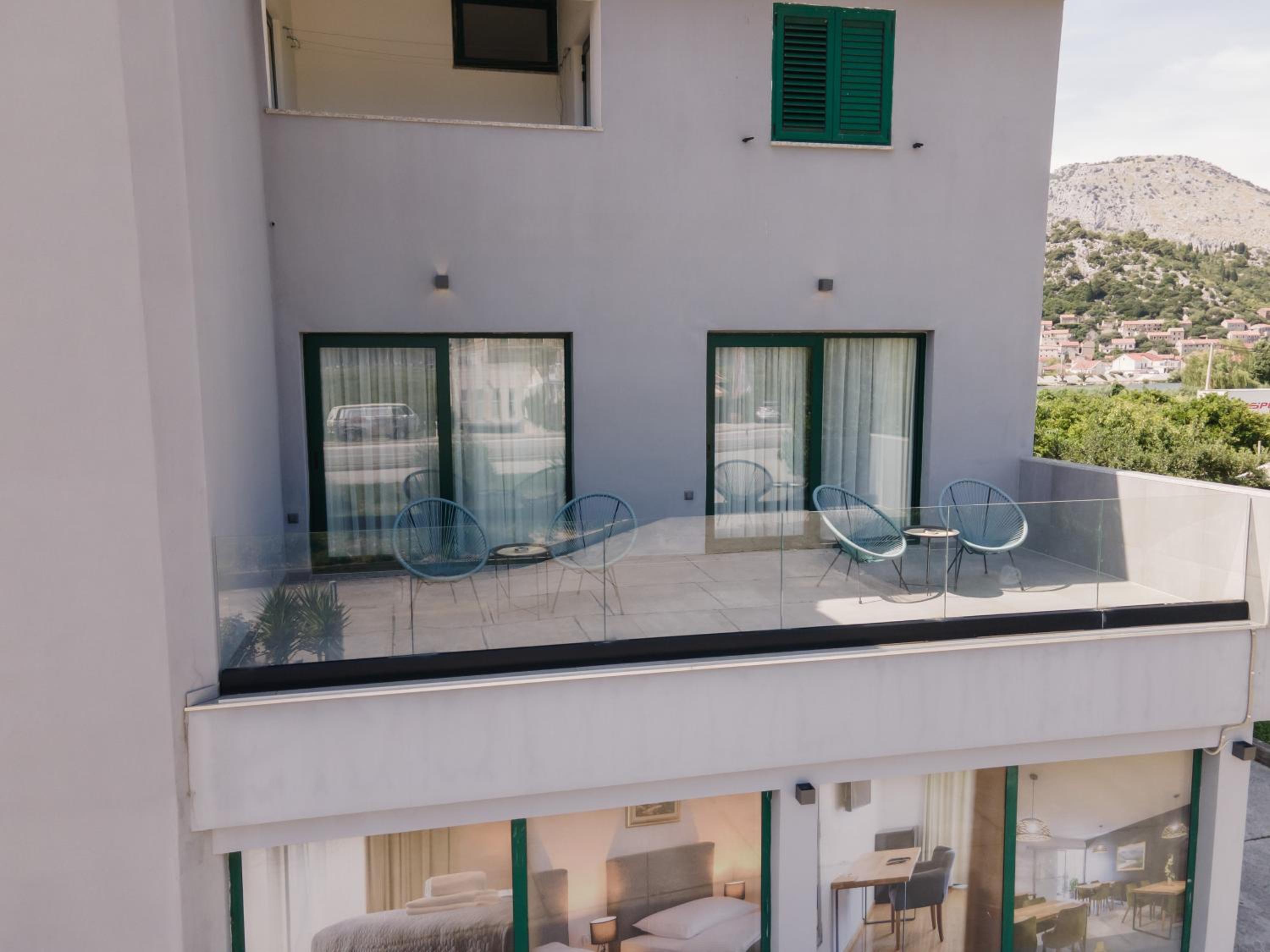 Deluxe Double Room with Balcony - Photo 8