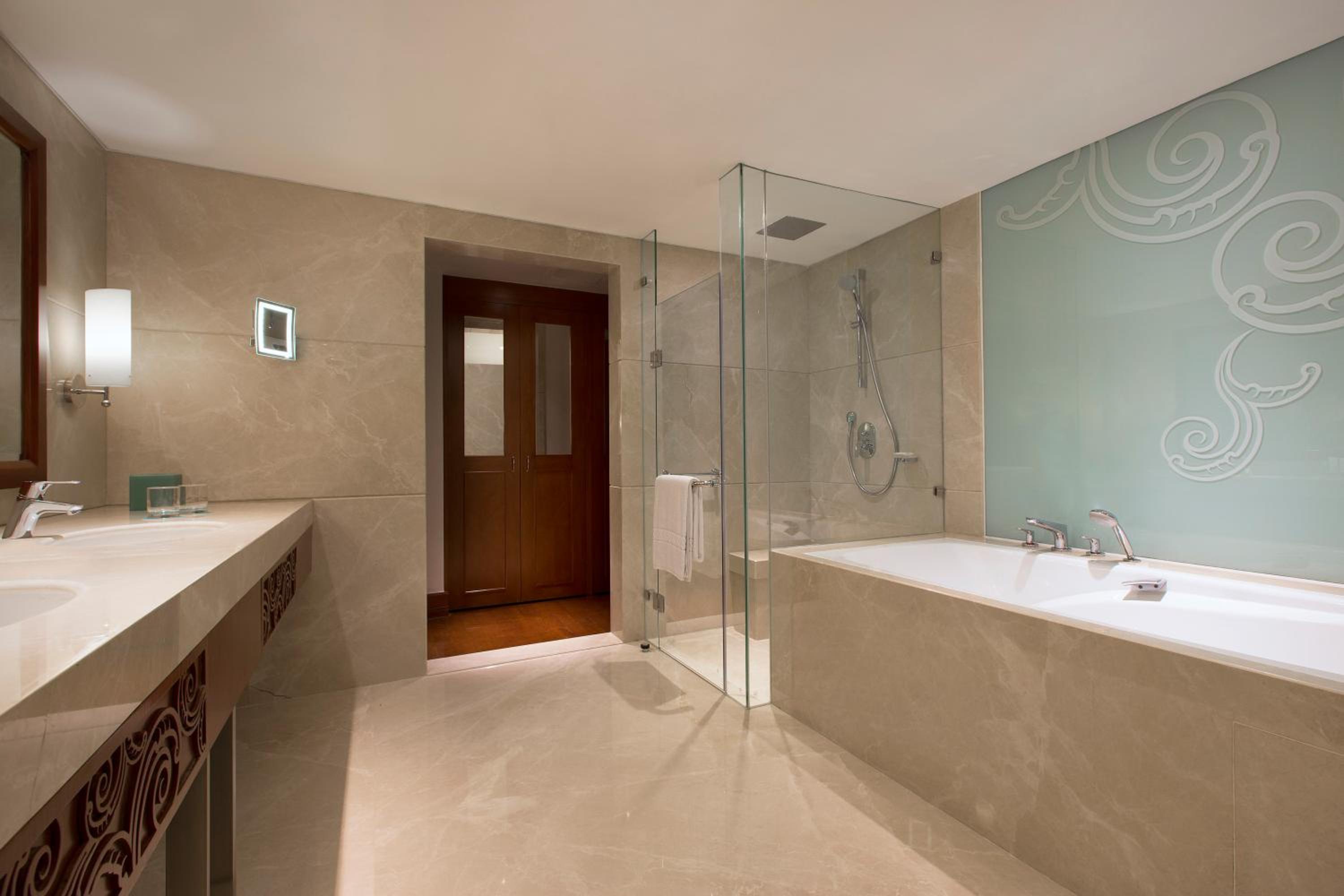 2 Twin/Single Beds, Club Lounge Access, Deluxe Guest Room thumbnail 5
