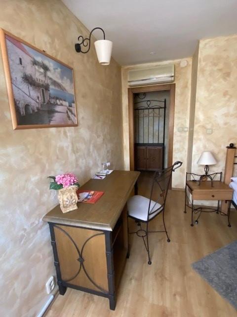 Single Room with Bathroom photo 2
