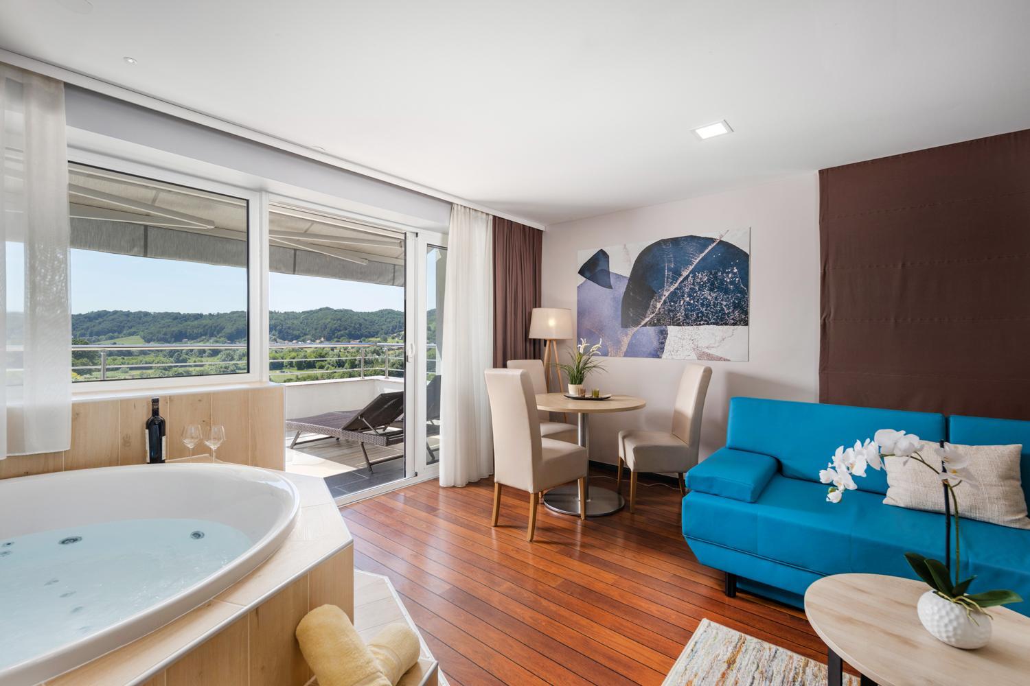 Luxury Suite with Balcony - Photo 4