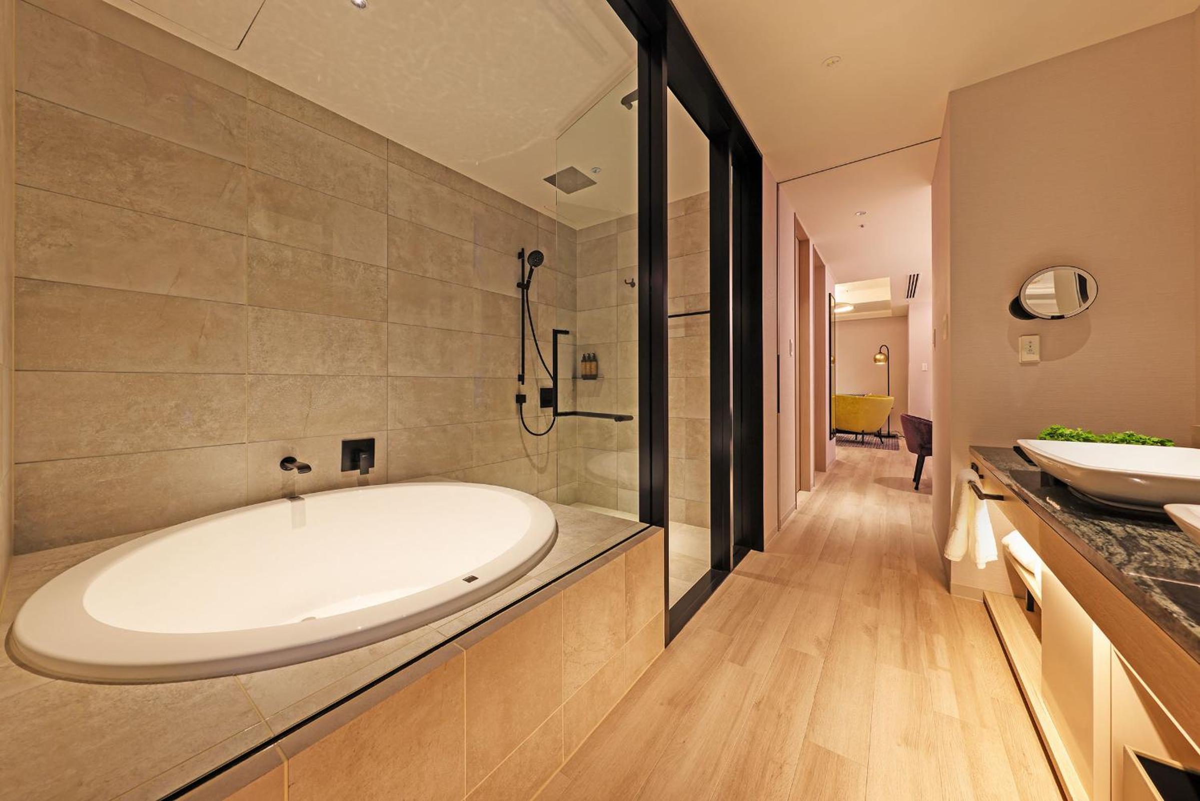 Suite - Club Floor - Photo 6