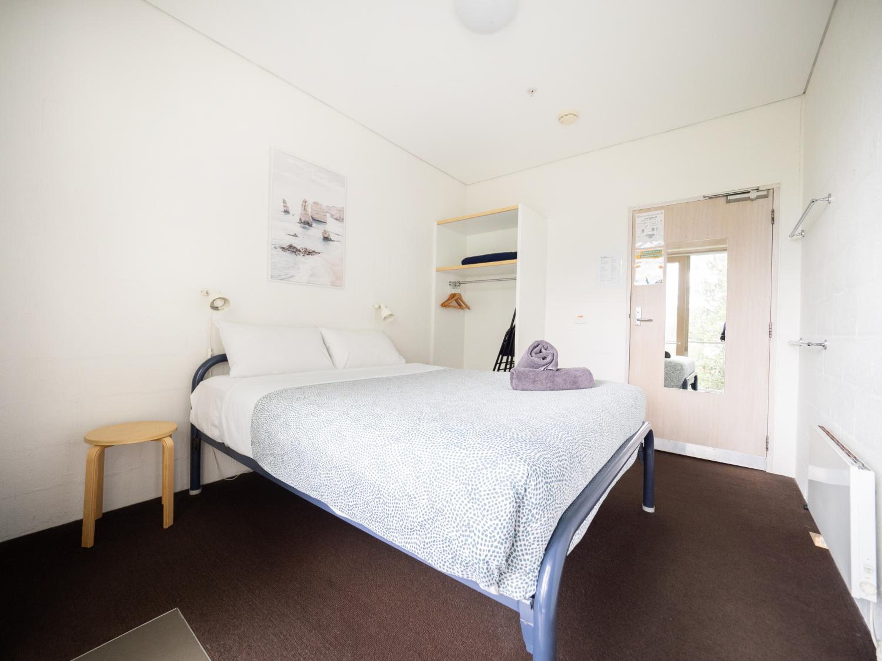 Queen Balcony Room with Shared Bathroom photo 2