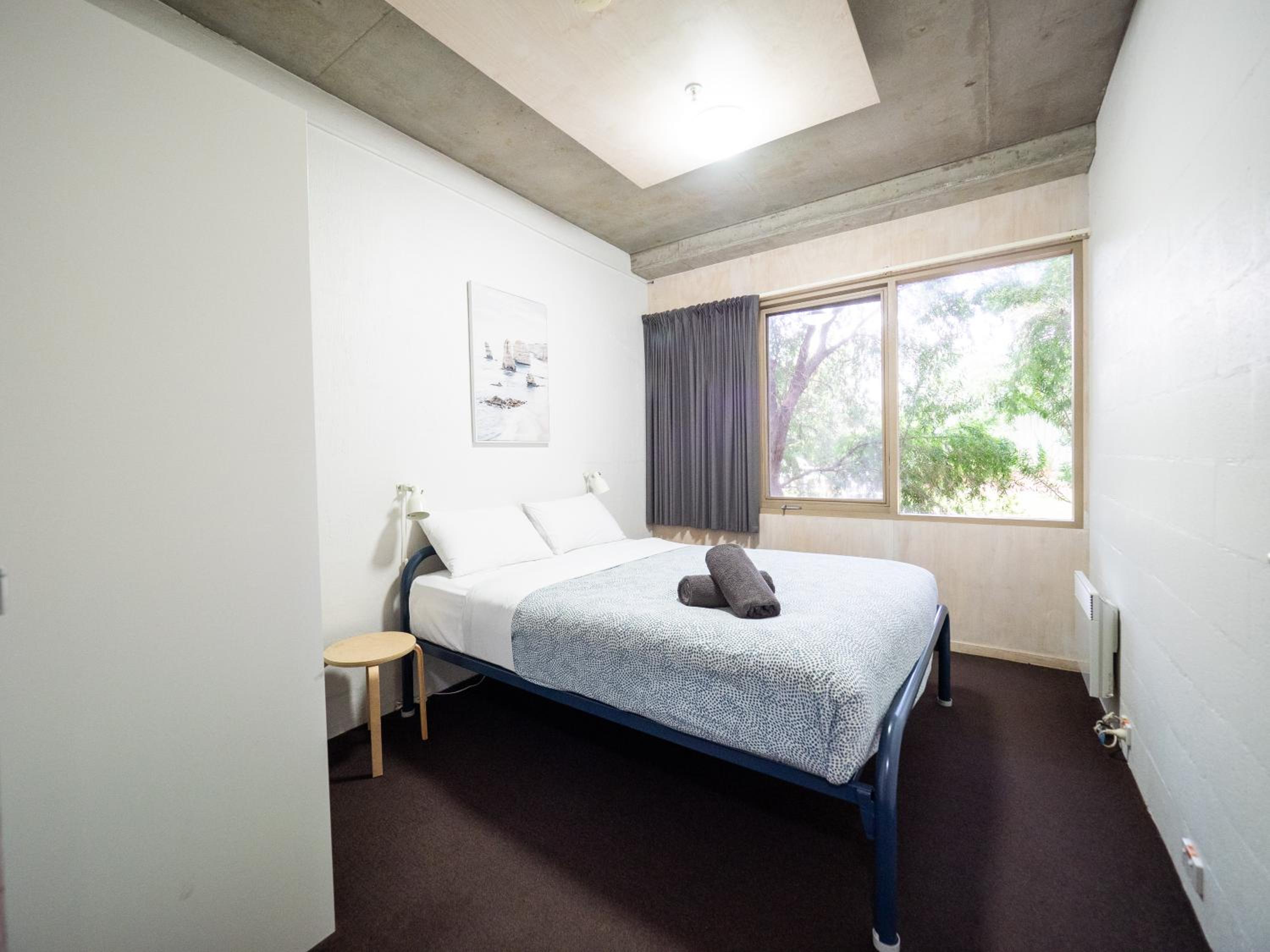 Queen Room with Shared Bathroom photo 3