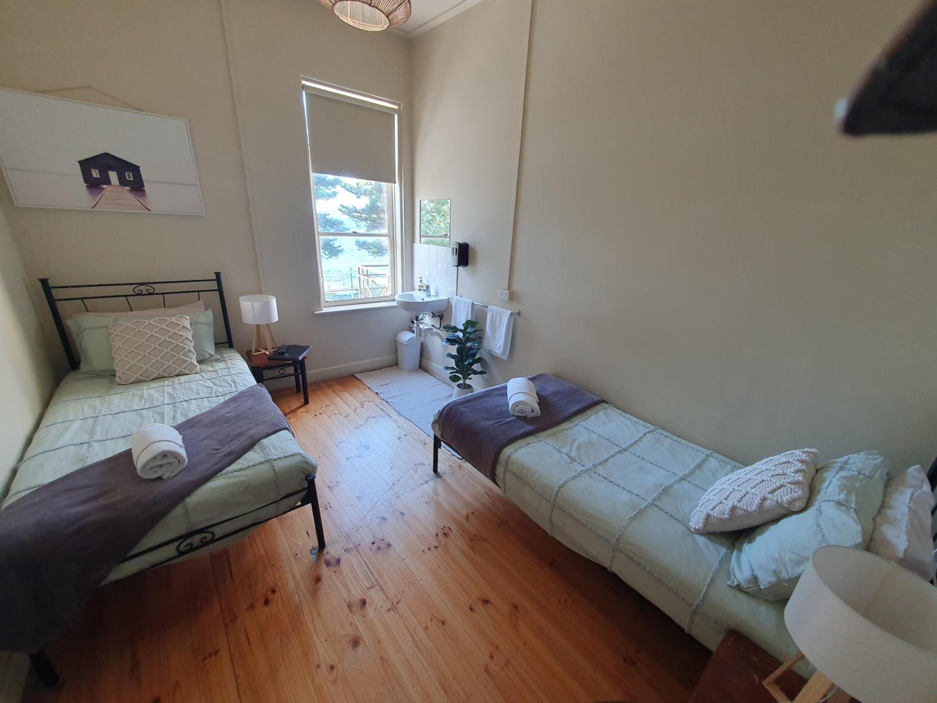Basic Twin Room - Shared Bathrooms photo 2