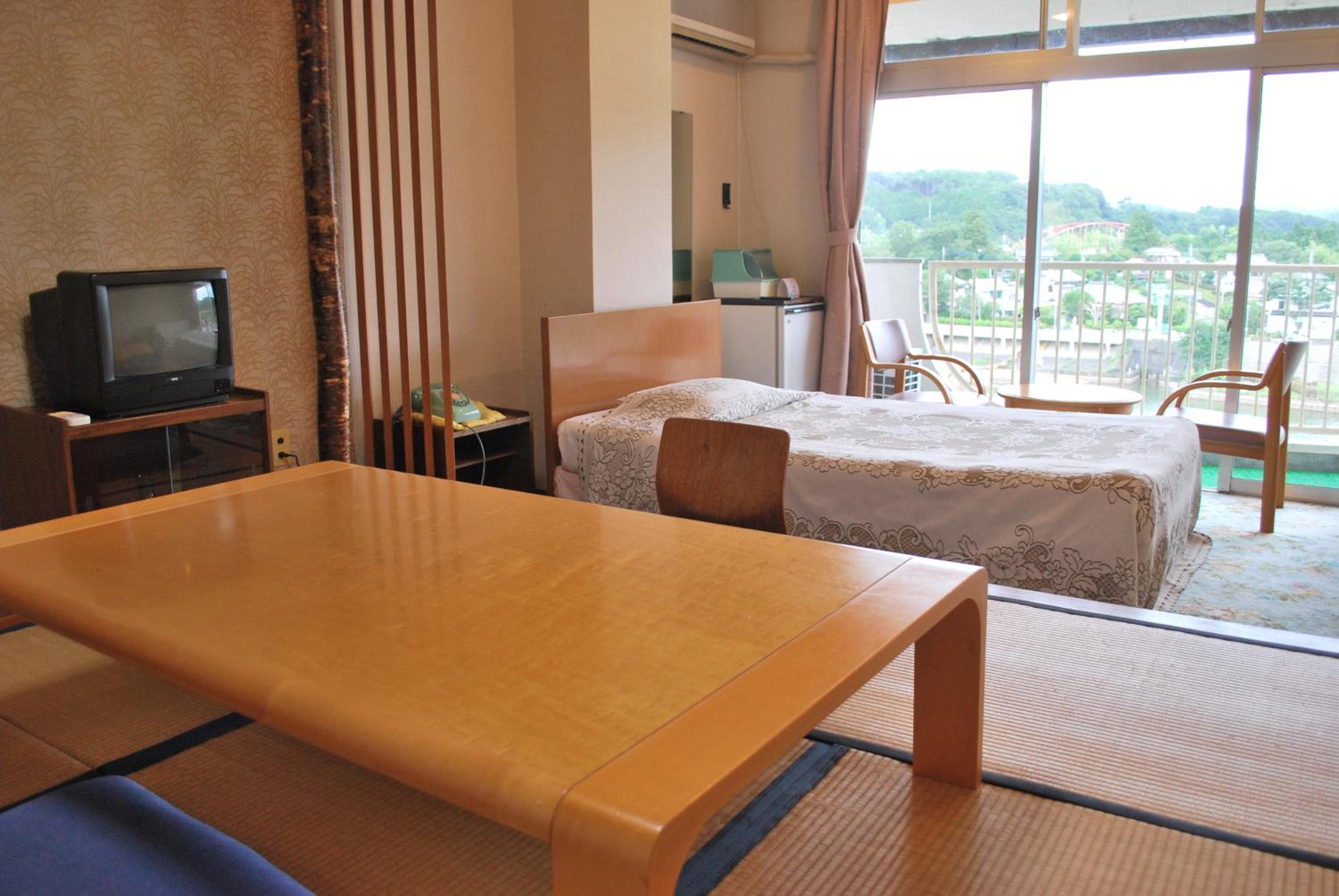 Room with Tatami Area and Lake View photo 2