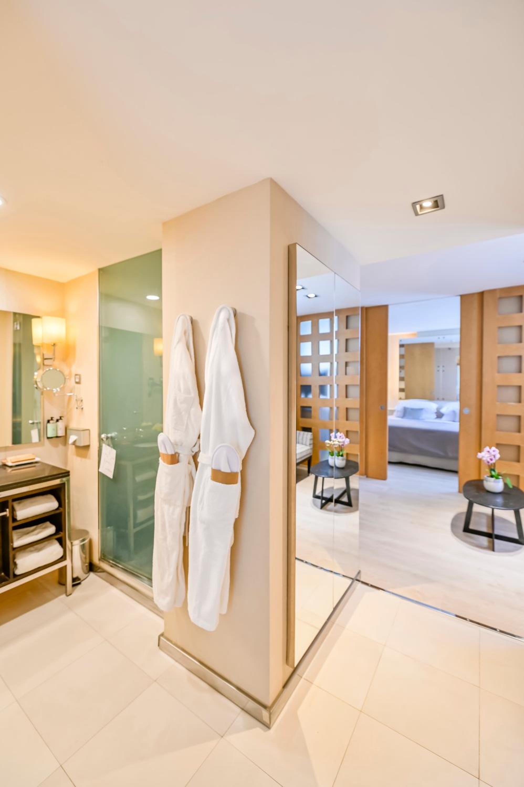 Junior Suite with Extra Bed (2 Adults + 1 Child) photo 2
