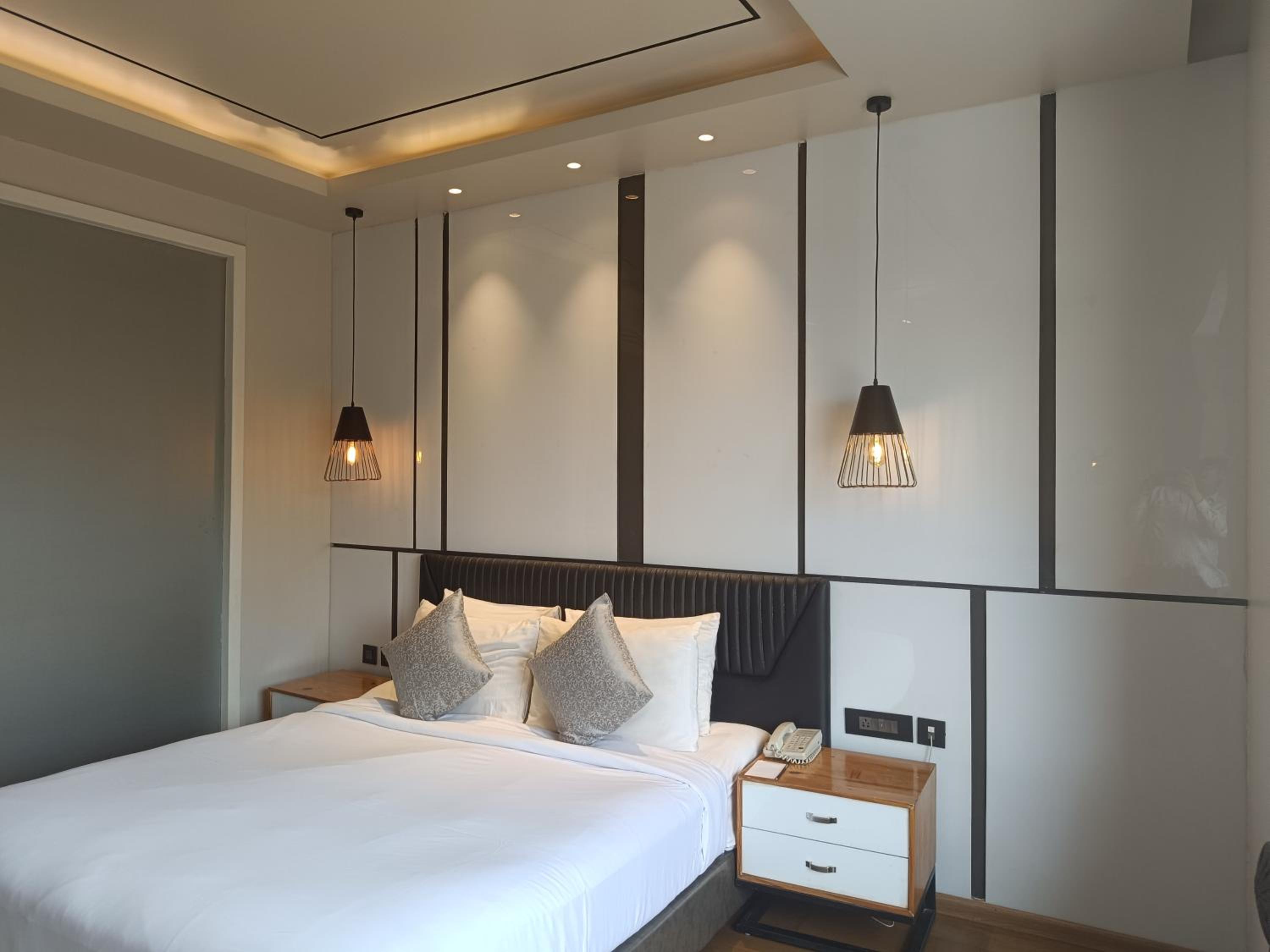 Standard Double Room - Photo 9