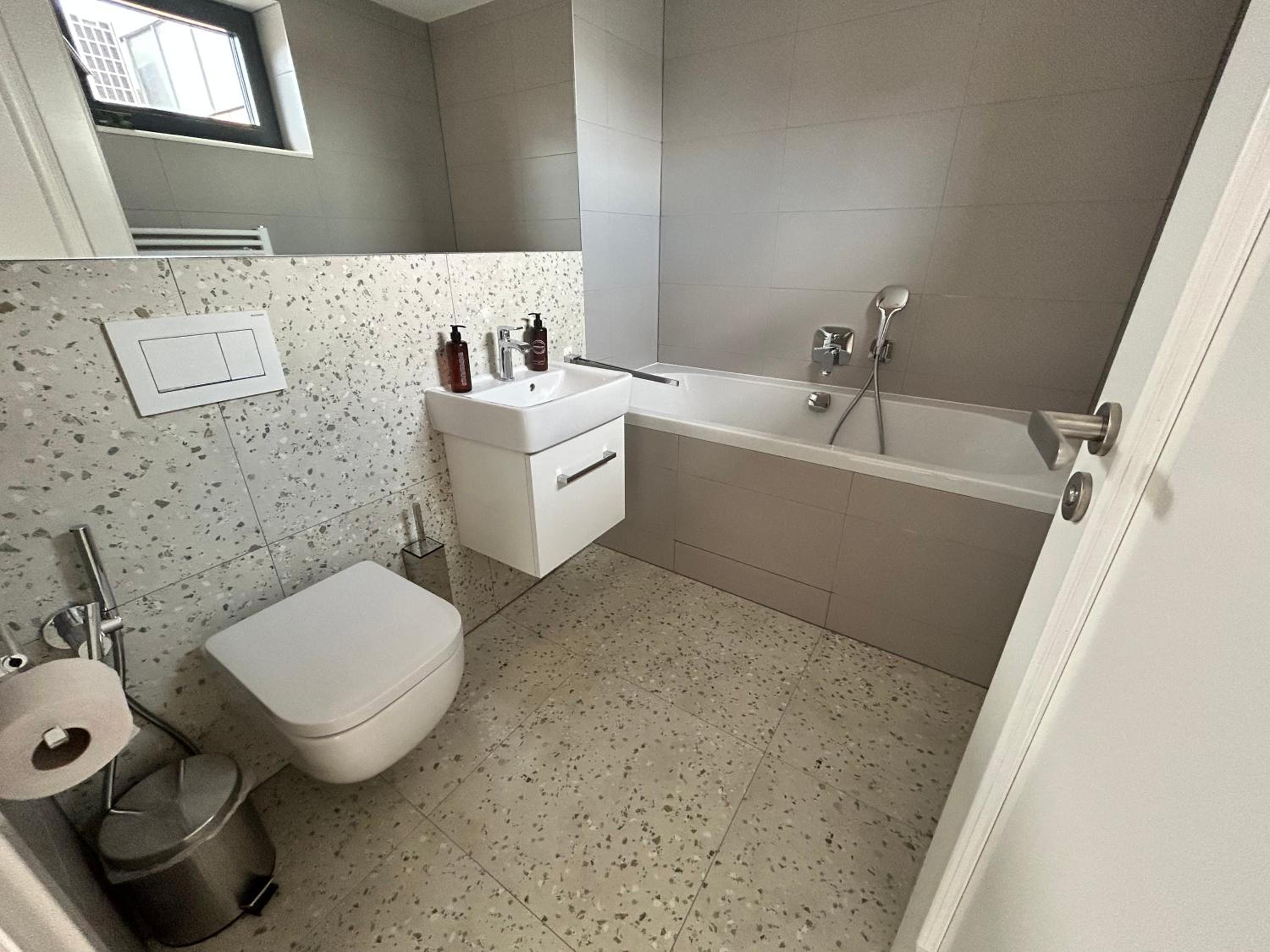 Apartment with Terrace - Photo 2