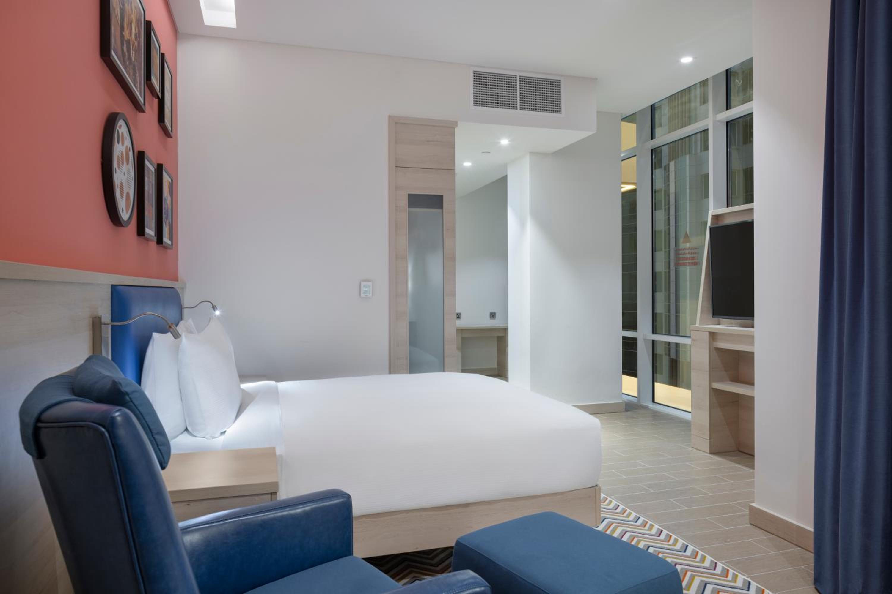 Queen Room with City View - Photo 5